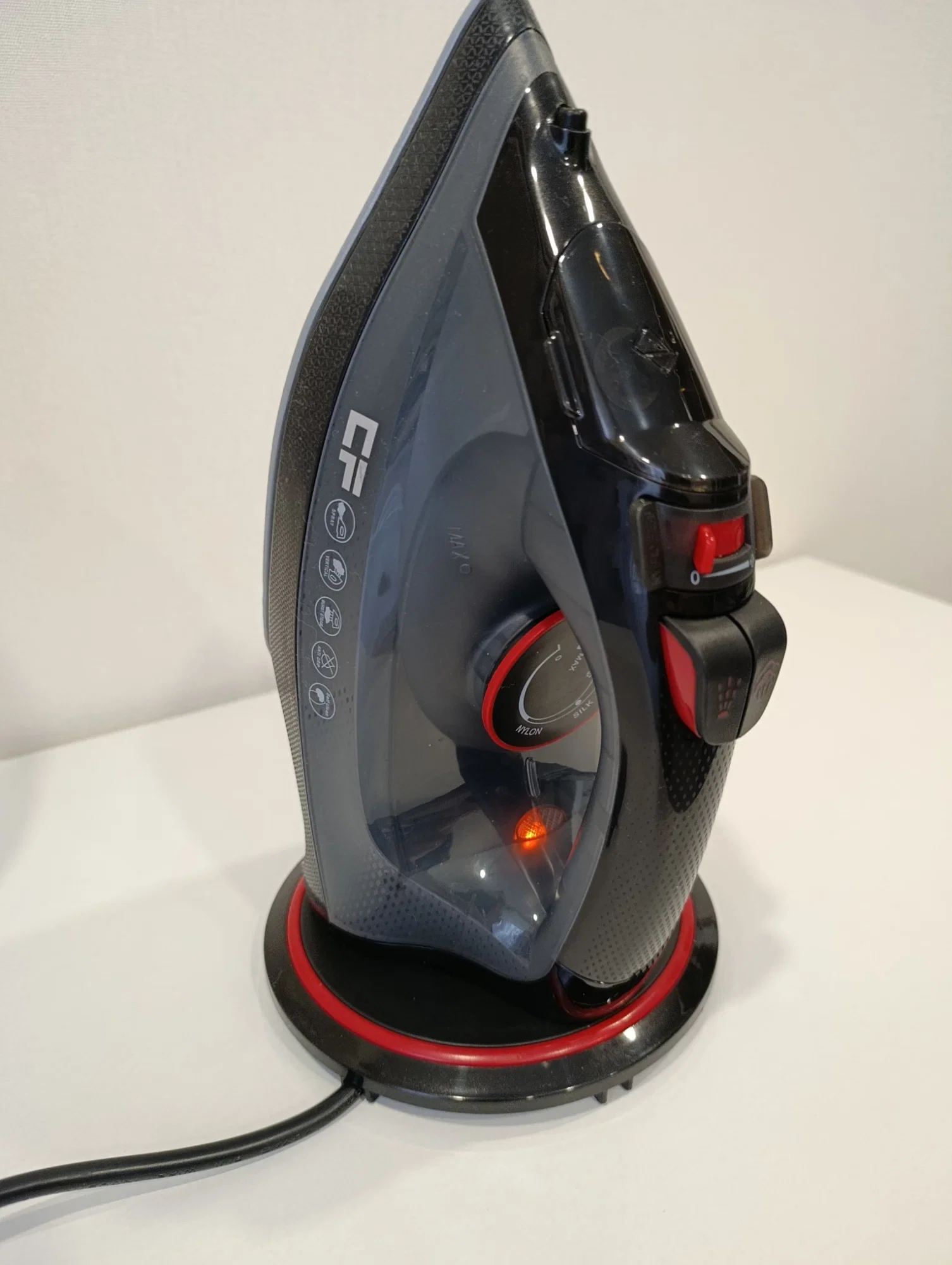 Утюг CF IR3301RB