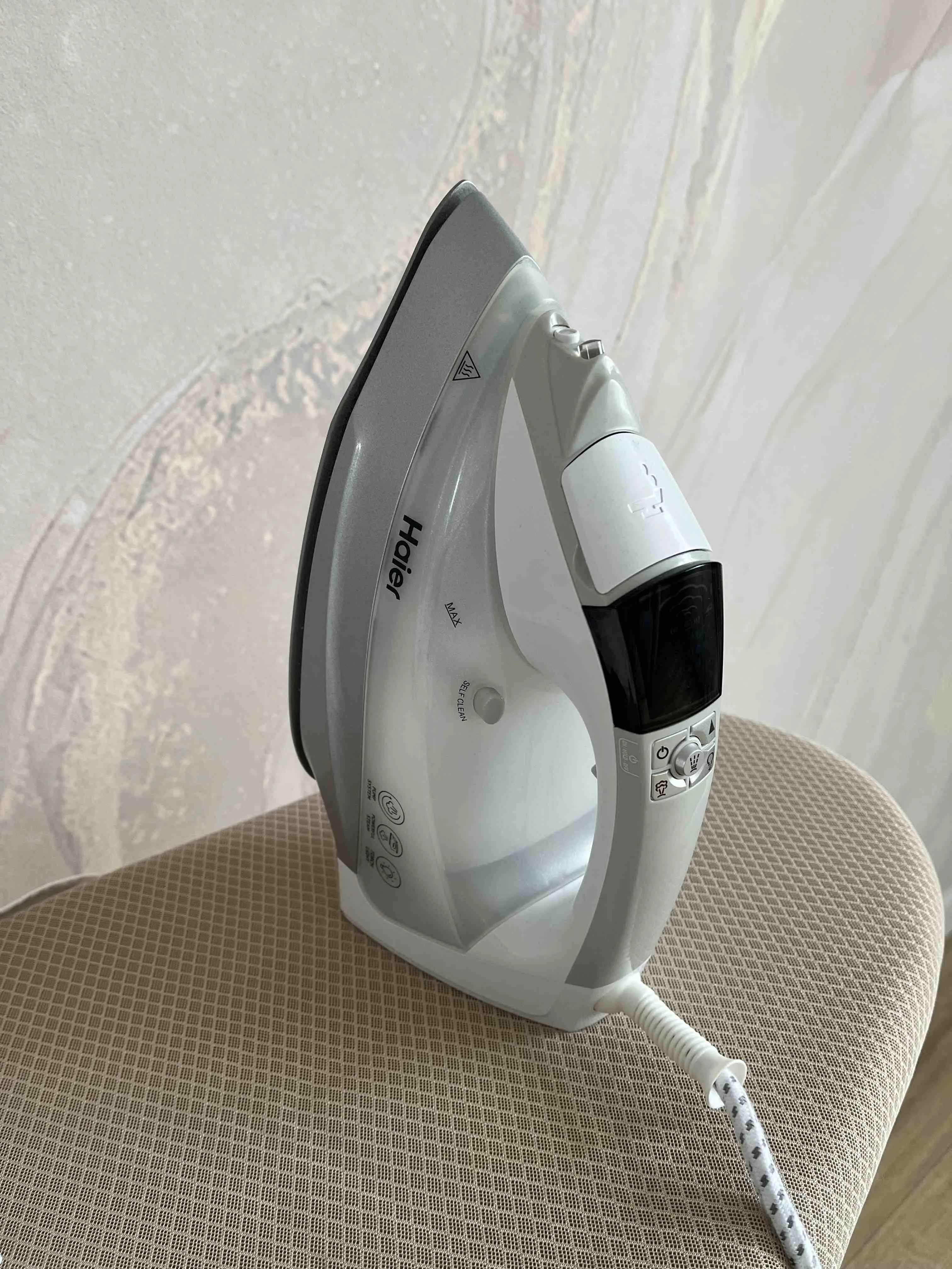 Утюг Haier HI-601