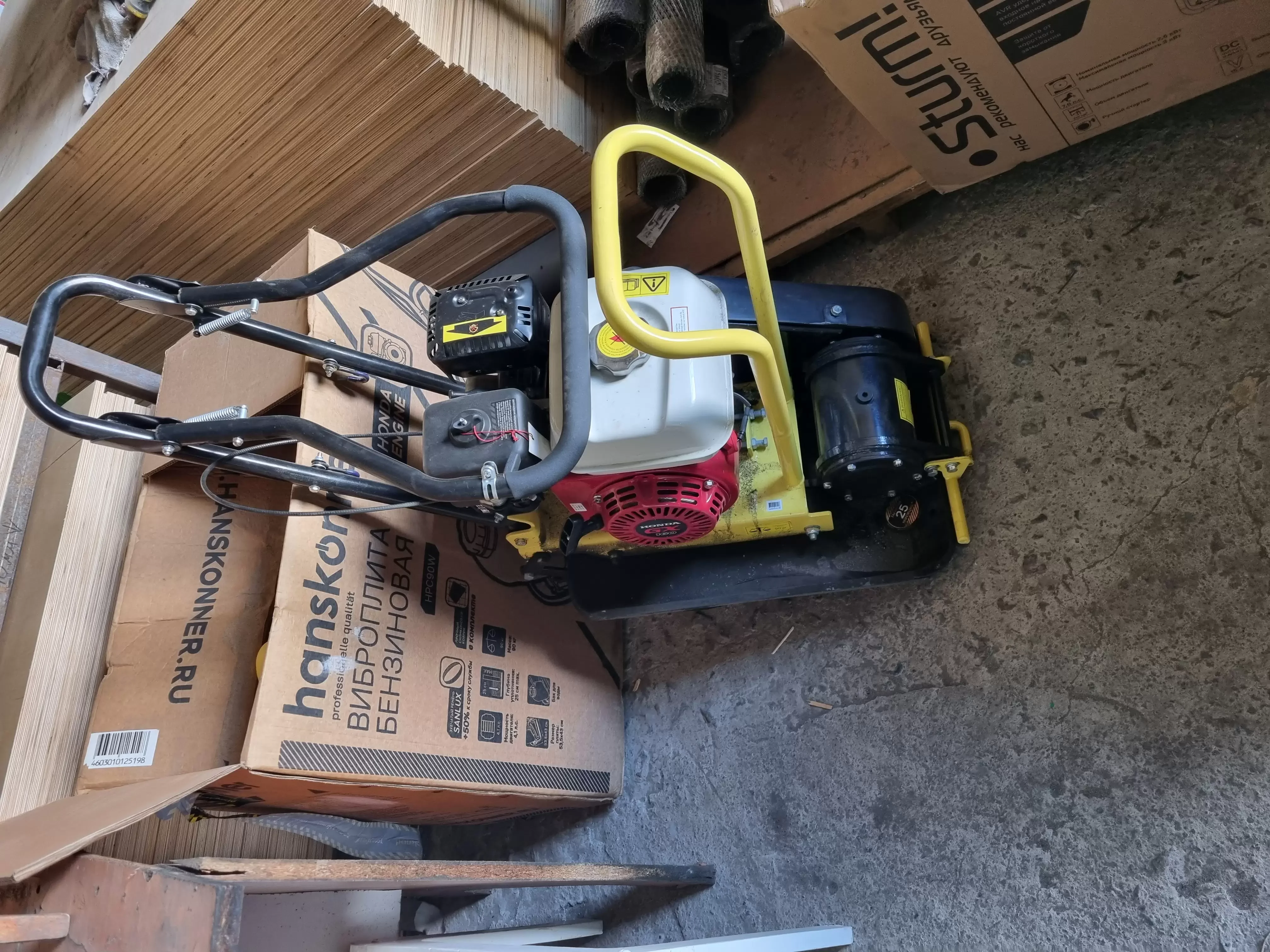 Виброплита Hanskonner HPC90W 4.8 лс, 535x43 см, 5500 виб/мин, Honda GX160 (коврик, колеса)