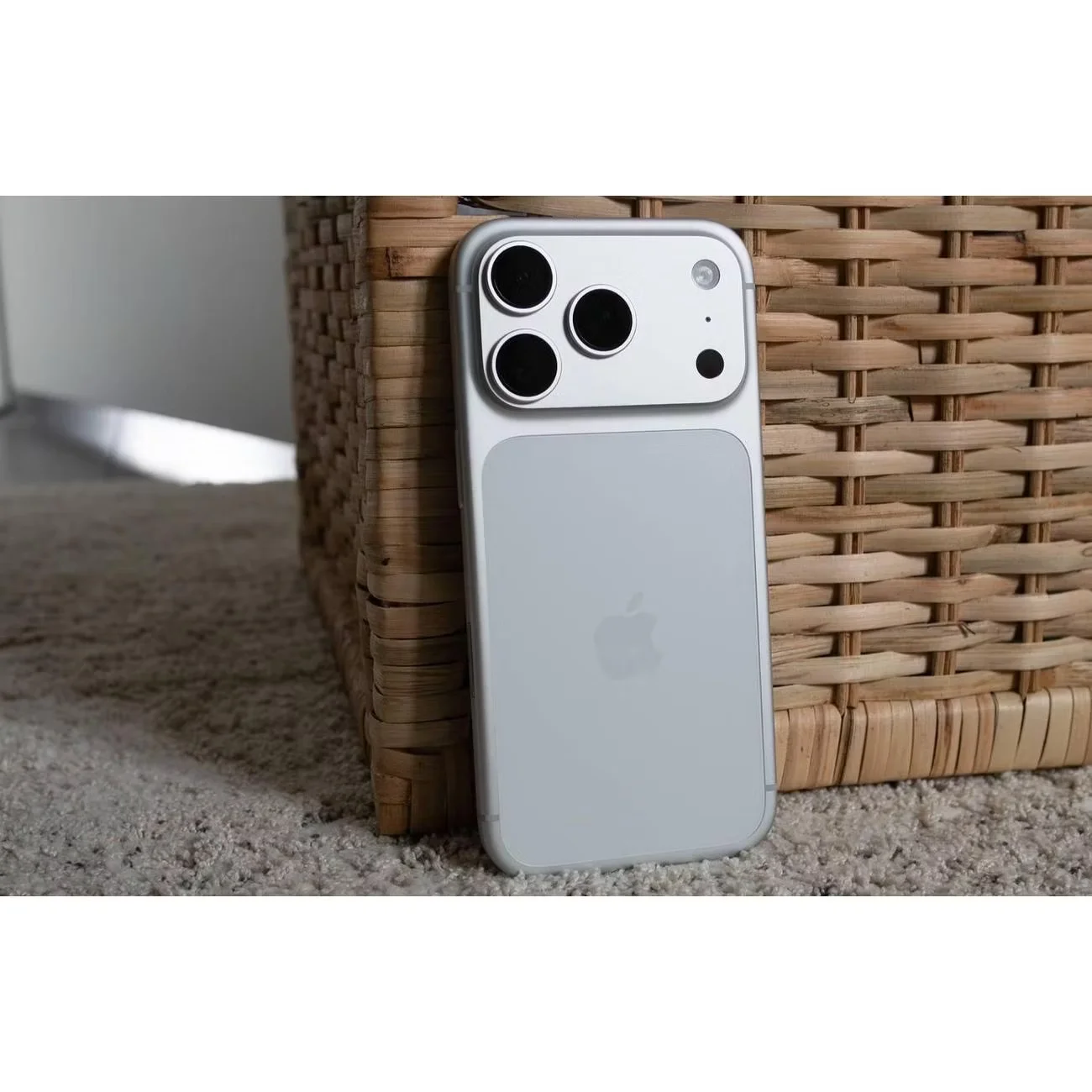 Смартфон Apple iPhone 17 Pro Max A3525 12/256Gb серебристый
