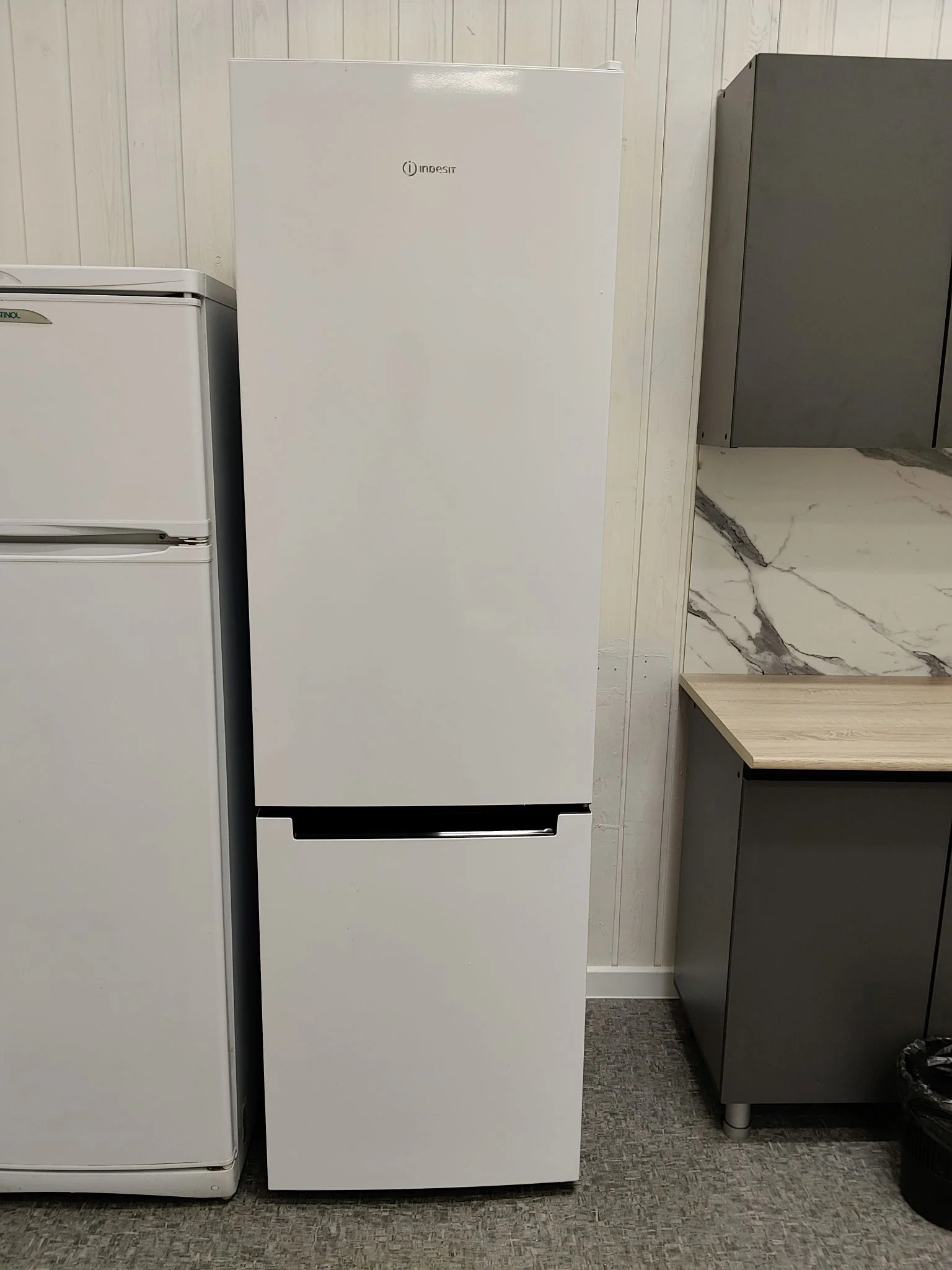 Холодильник двух кам нижн мороз Indesit DS 3200 W 196х60х62 см. капельный 0.729 куб.м. белый