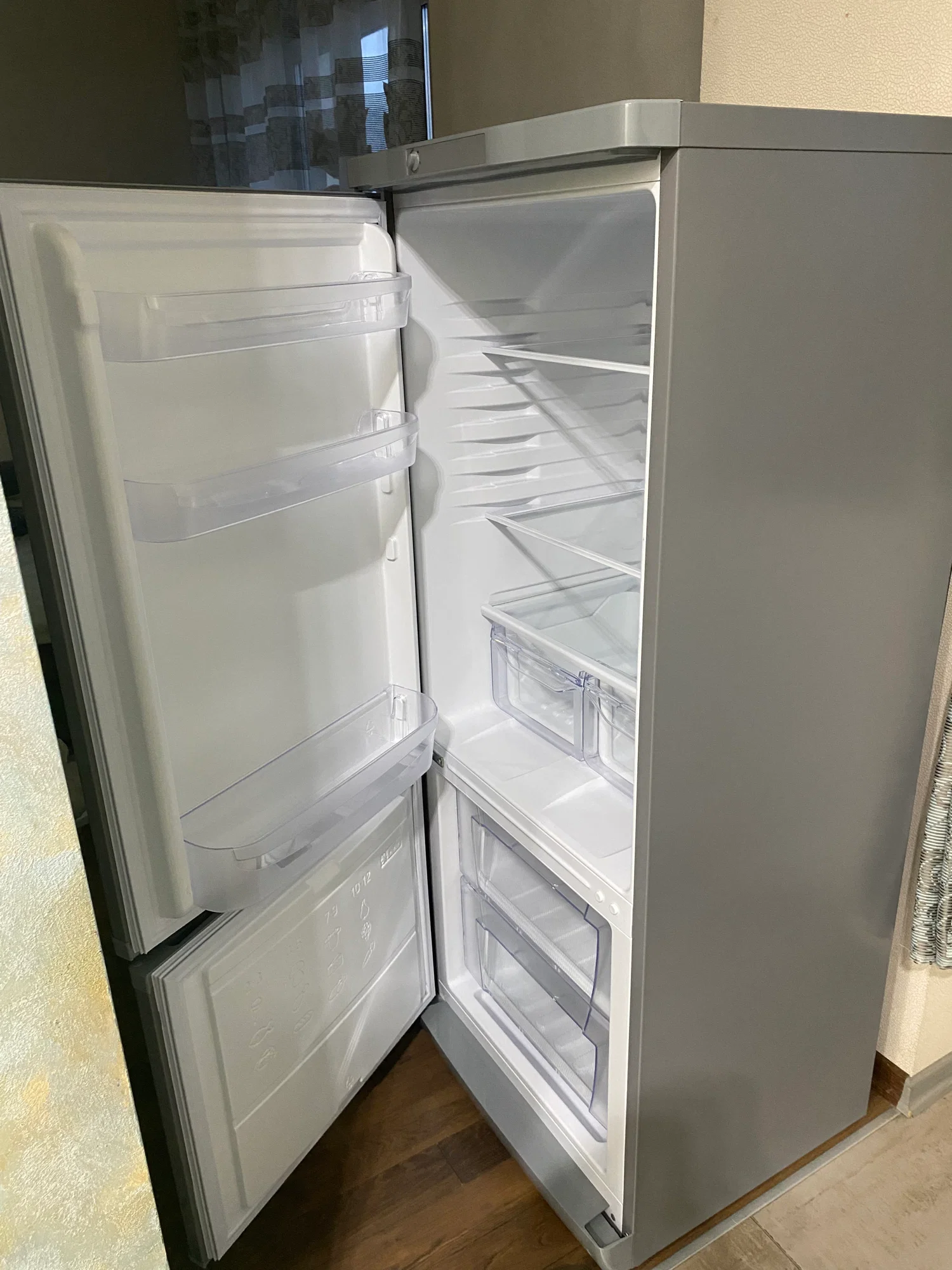 Холодильник двух кам нижн мороз Indesit ES 15 A 150x60x62 263 л