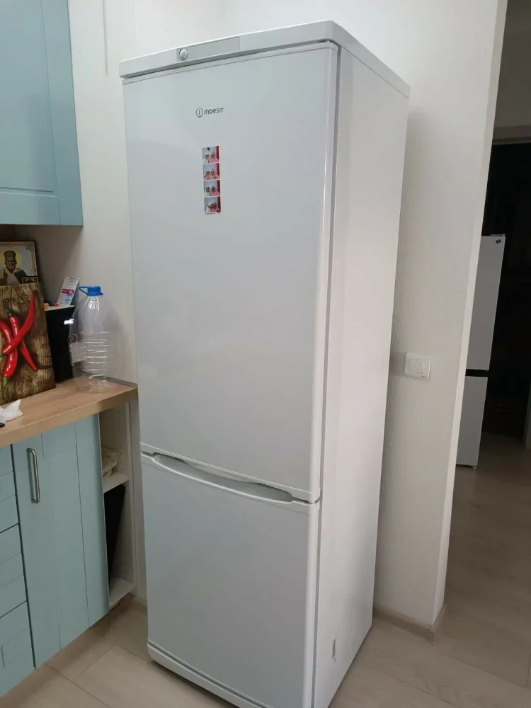 Холодильник двух кам нижн мороз Indesit ES 18 A 185x60x62 см,капельная/ручна.318 л.стандартный,Белый