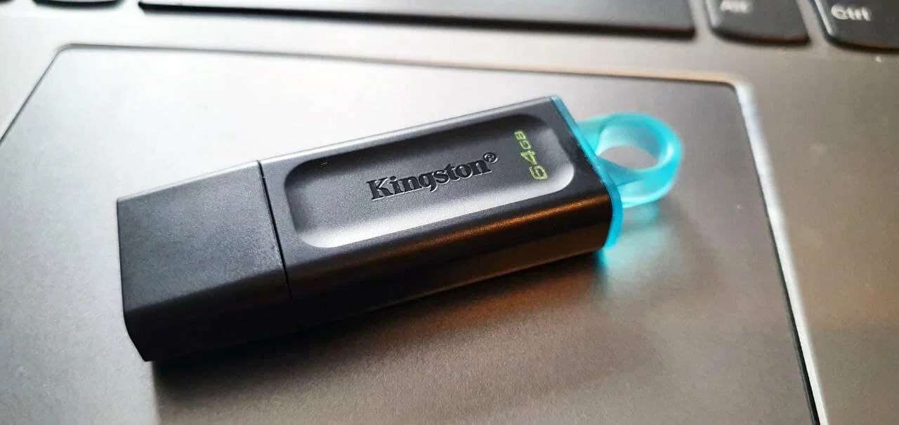 Флешка USB Kingston DataTraveler Exodia (DTX/64GB), 64Gb, USB 3.2 Gen 1, R/W 200/60, черный/бирюзовый