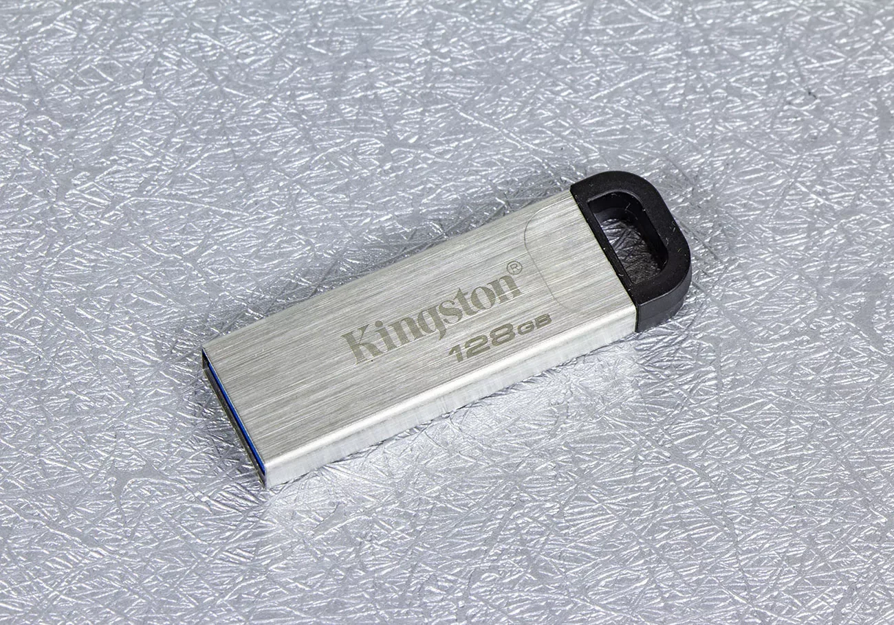 Флешка USB Kingston DataTraveler KYSON (DTKN/128 Gb), 128Gb, USB 3.2 Gen 1, R/W 200/60, серебристый/черный
