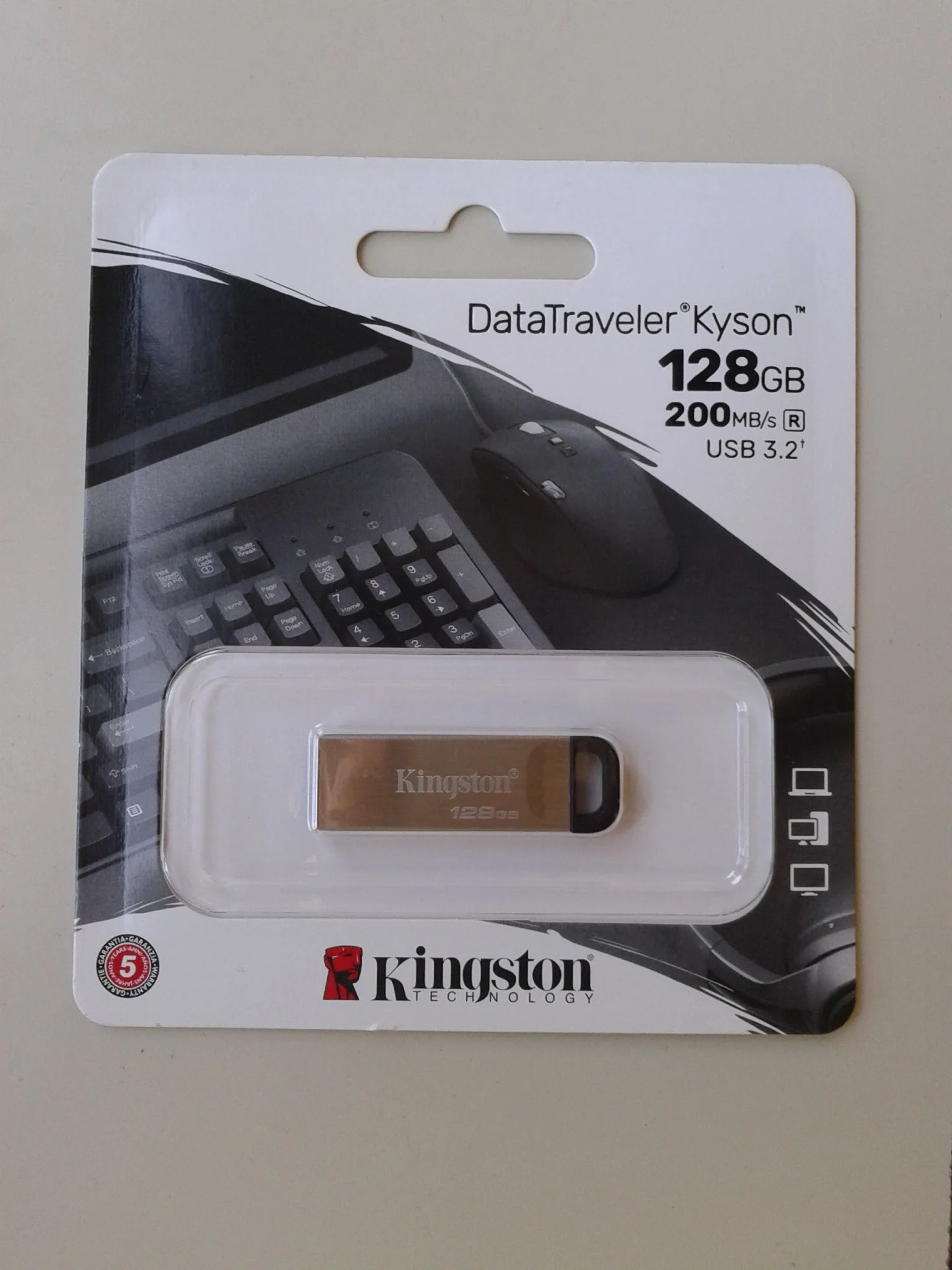 Флешка USB Kingston DataTraveler KYSON (DTKN/128 Gb), 128Gb, USB 3.2 Gen 1, R/W 200/60, серебристый/черный