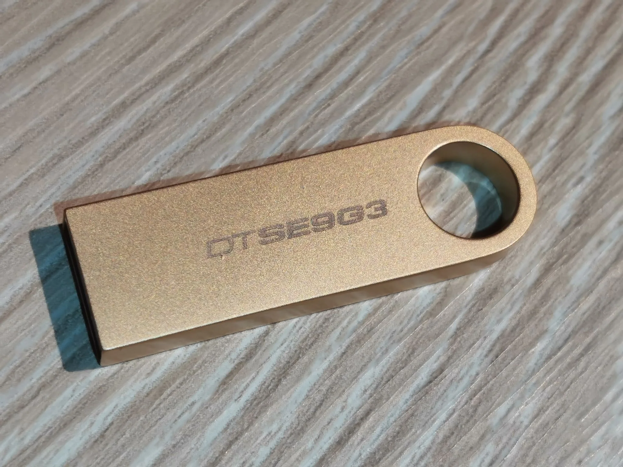 Флешка USB Kingston DataTraveler SE9 G3 (DTSE9G3/128 Gb), 128Gb, USB 3.2 Gen 1, R/W 220/100, золотистый