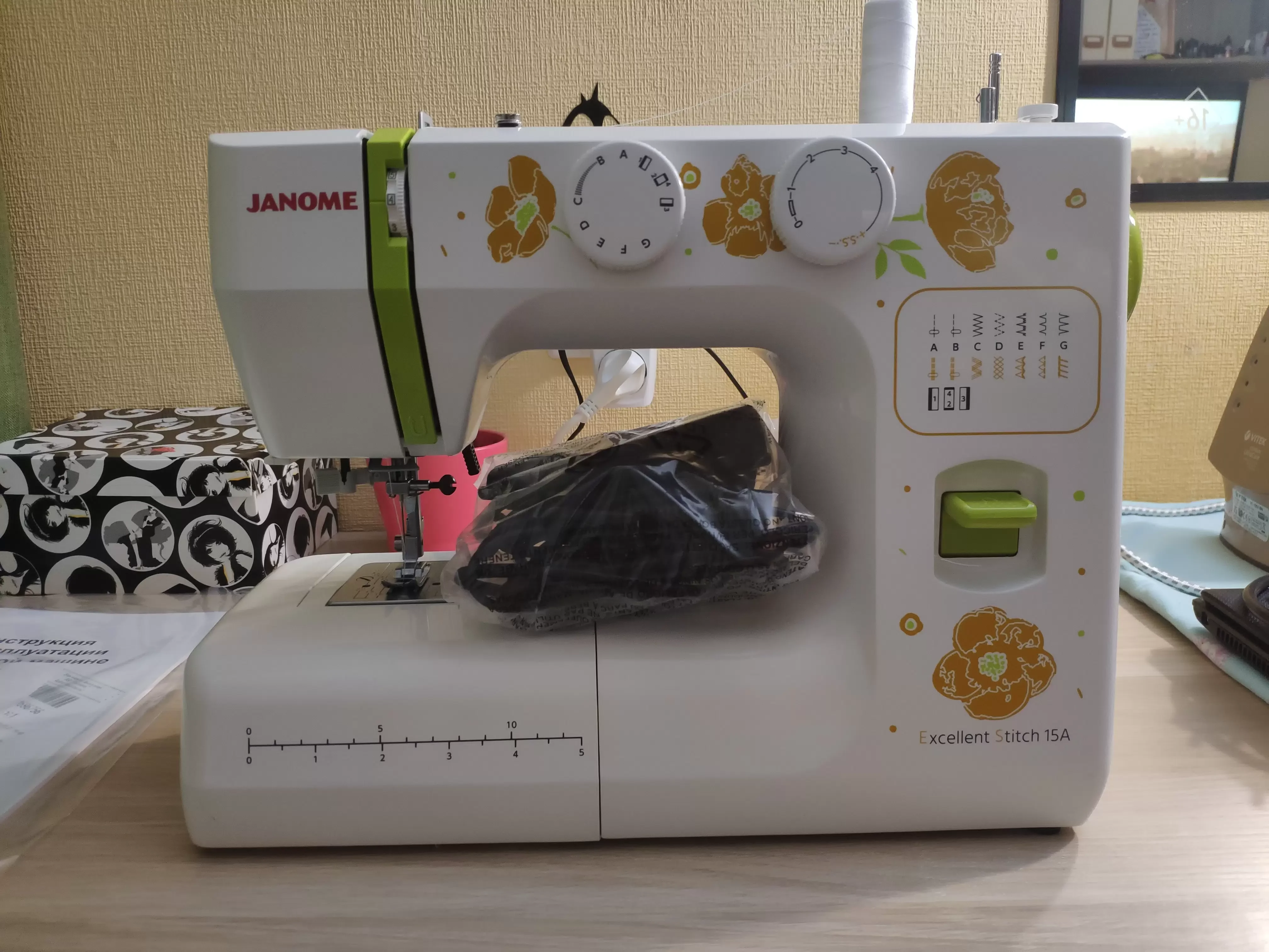 Швейная машина Janome Excellent Stitch 15A белый 85 Вт, 15 швейных операций, Вес 5.5 кг
