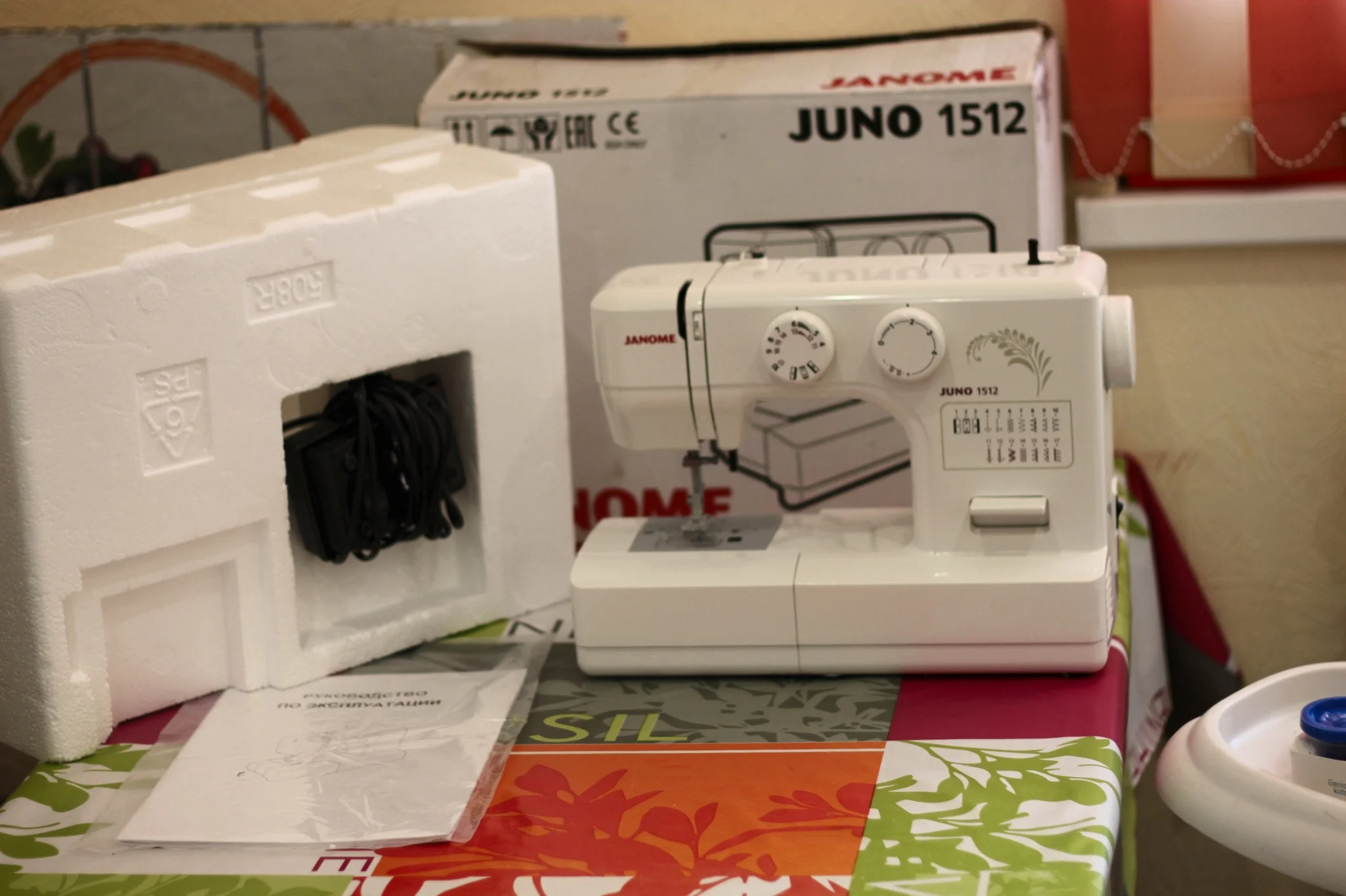 Швейная машина Janome Juno 1512 белый 60Вт, 15 строчек, стержень  0 до 4 ммот