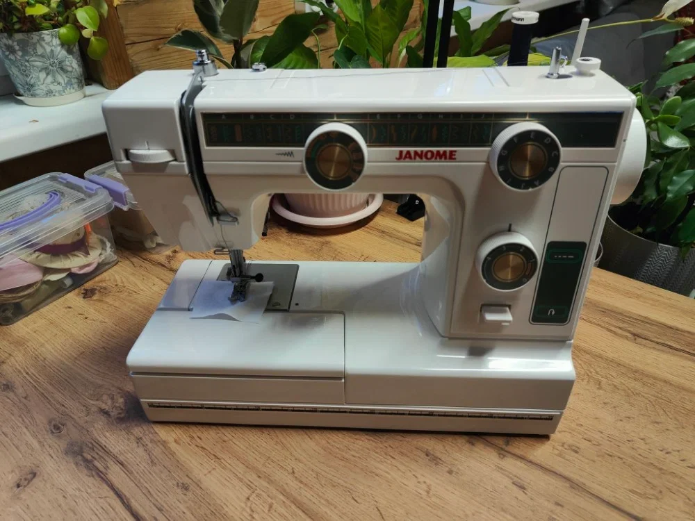 Швейная машина Janome L-394 белый