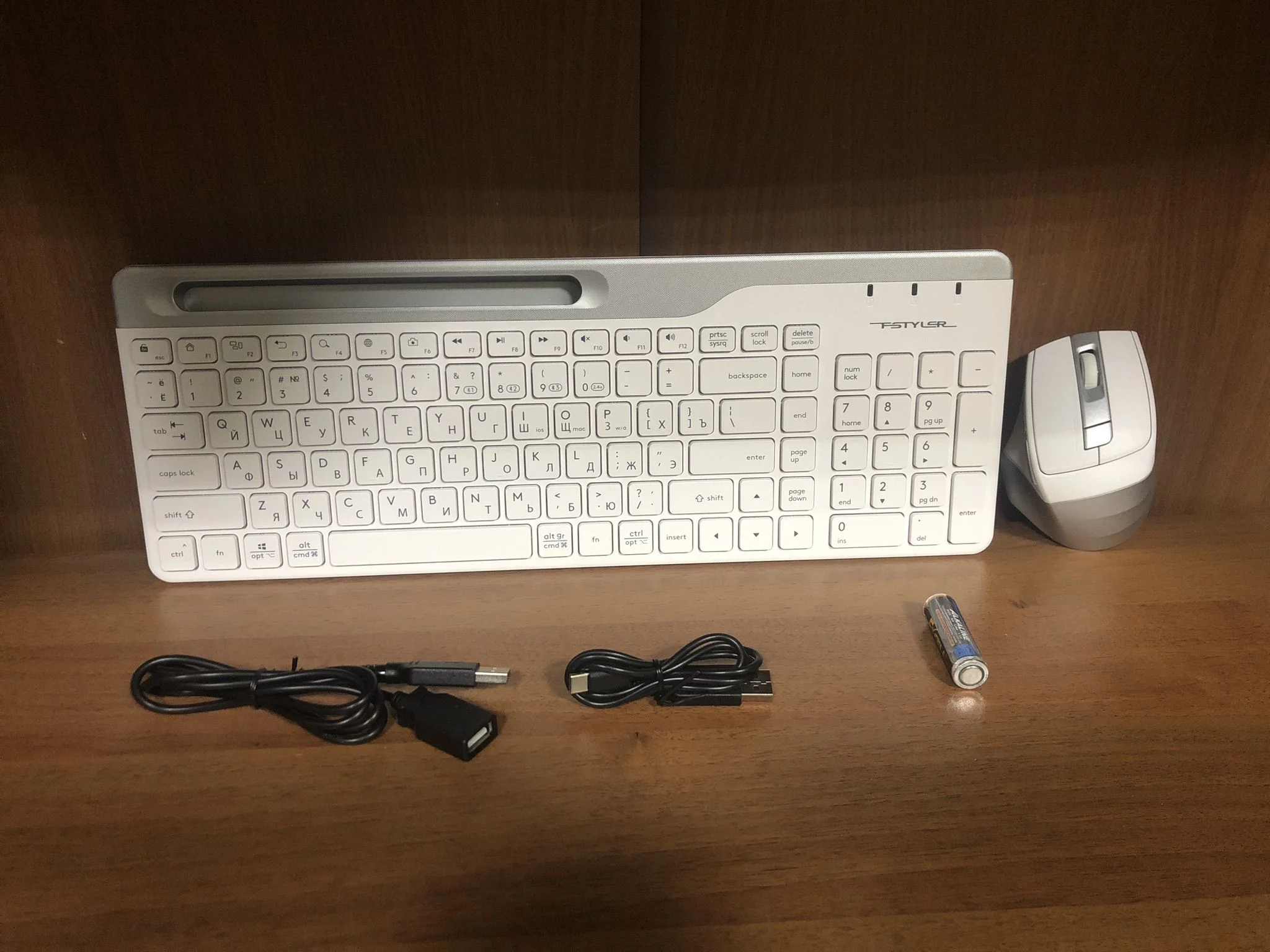 Комплект клавиатура+мышь A4Tech FStyler FB2535C беспроводной, USB + Bluetooth, 2000 DPI, белый