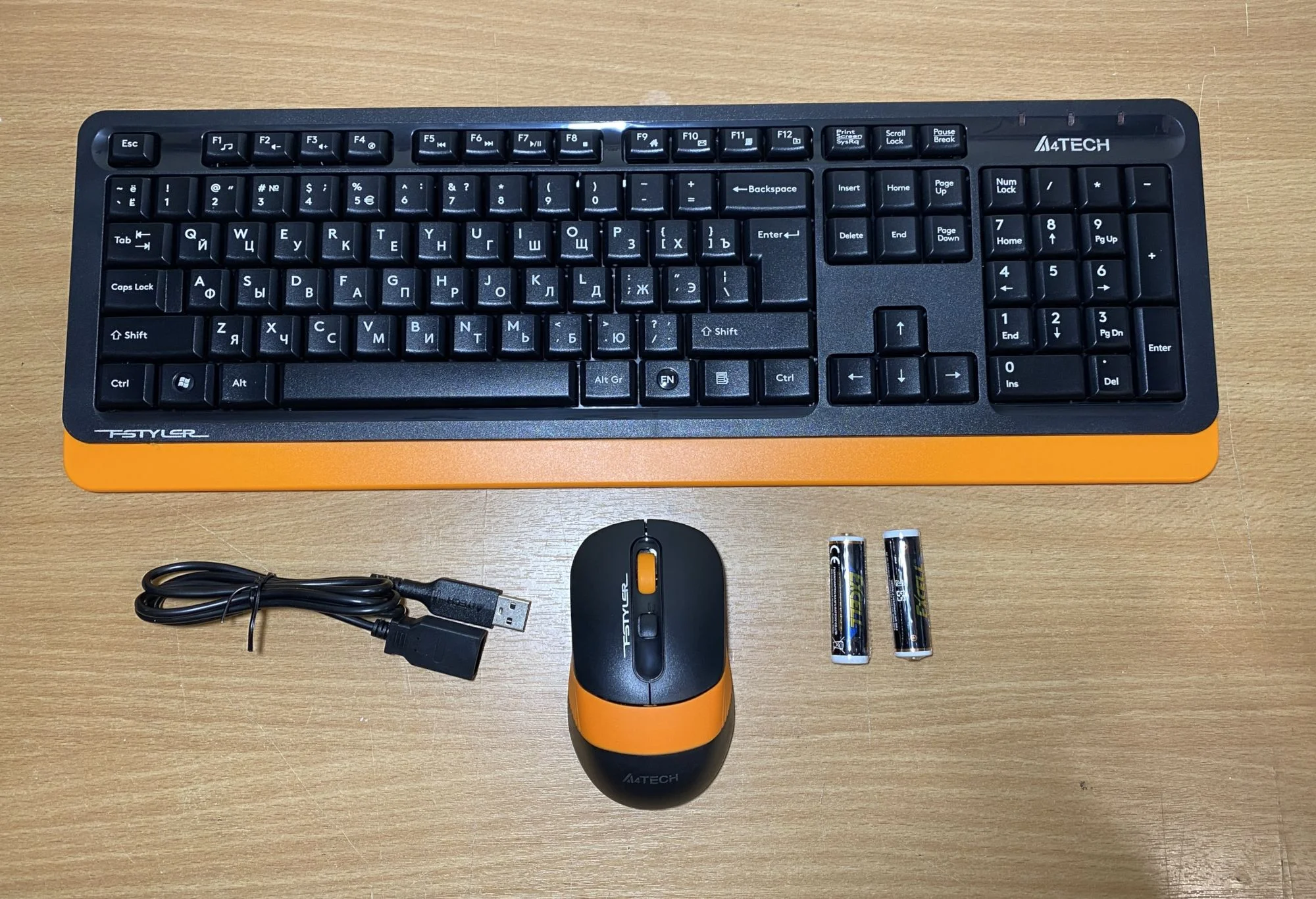 Комплект клавиатура+мышь A4Tech FStyler FG1010 беспроводной, USB, 2000 DPI, чёрный/оранжевый