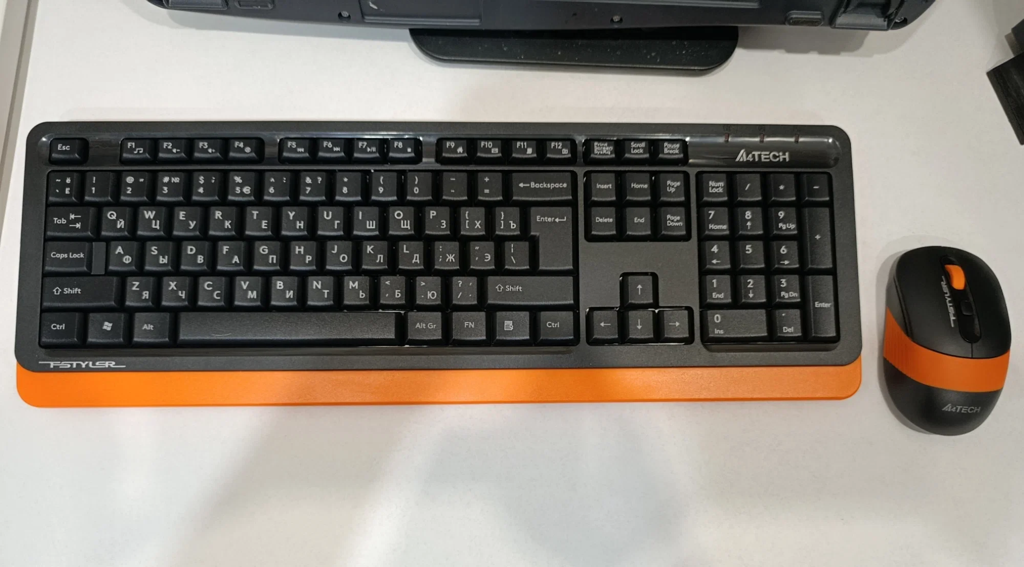 Комплект клавиатура+мышь A4Tech FStyler FG1010 беспроводной, USB, 2000 DPI, чёрный/оранжевый