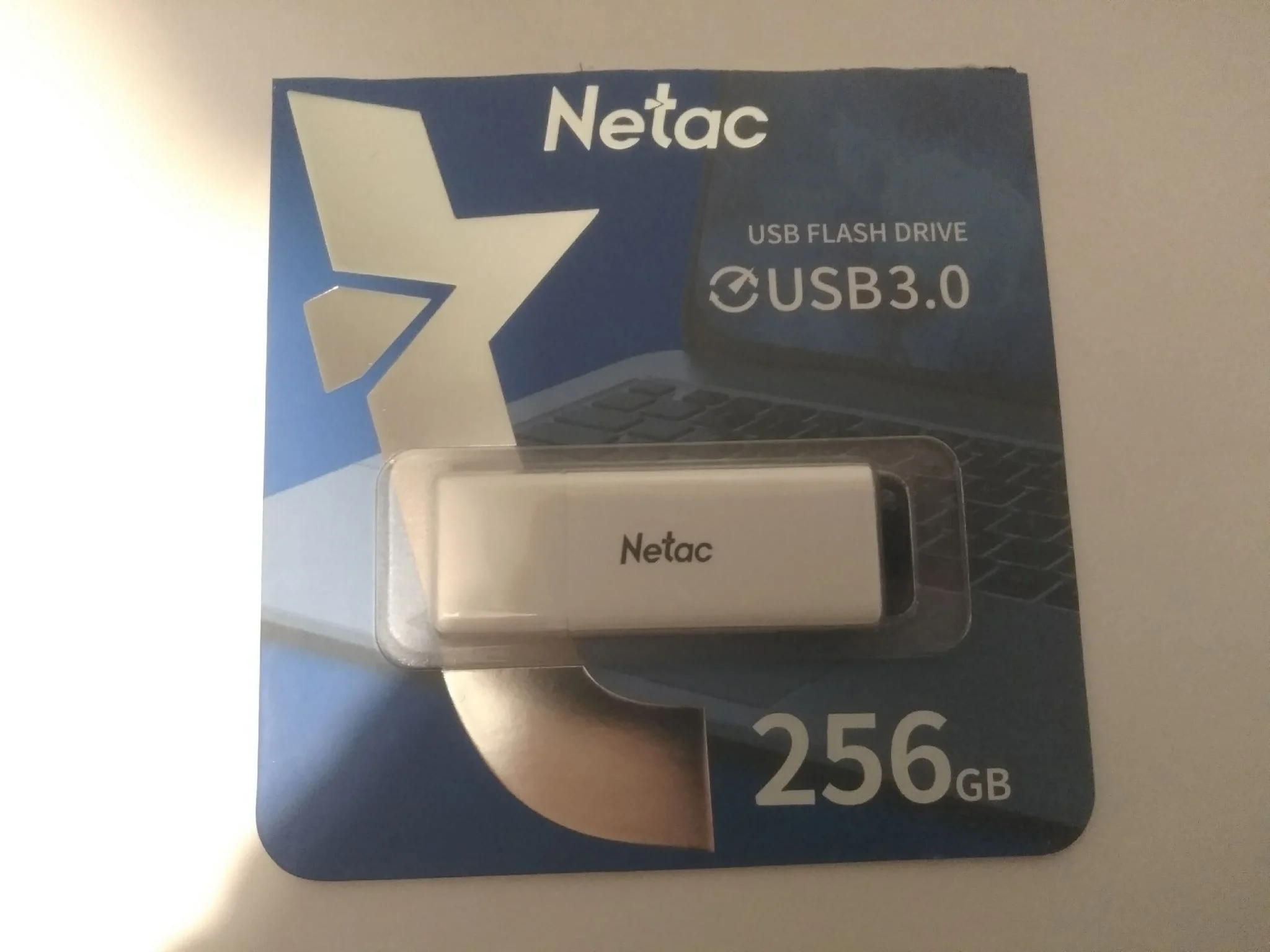 Флешка USB Netac U185 (NT03U185N-256G-30WH), 256Gb, USB 3.0, R/W 100/25, белый/серый