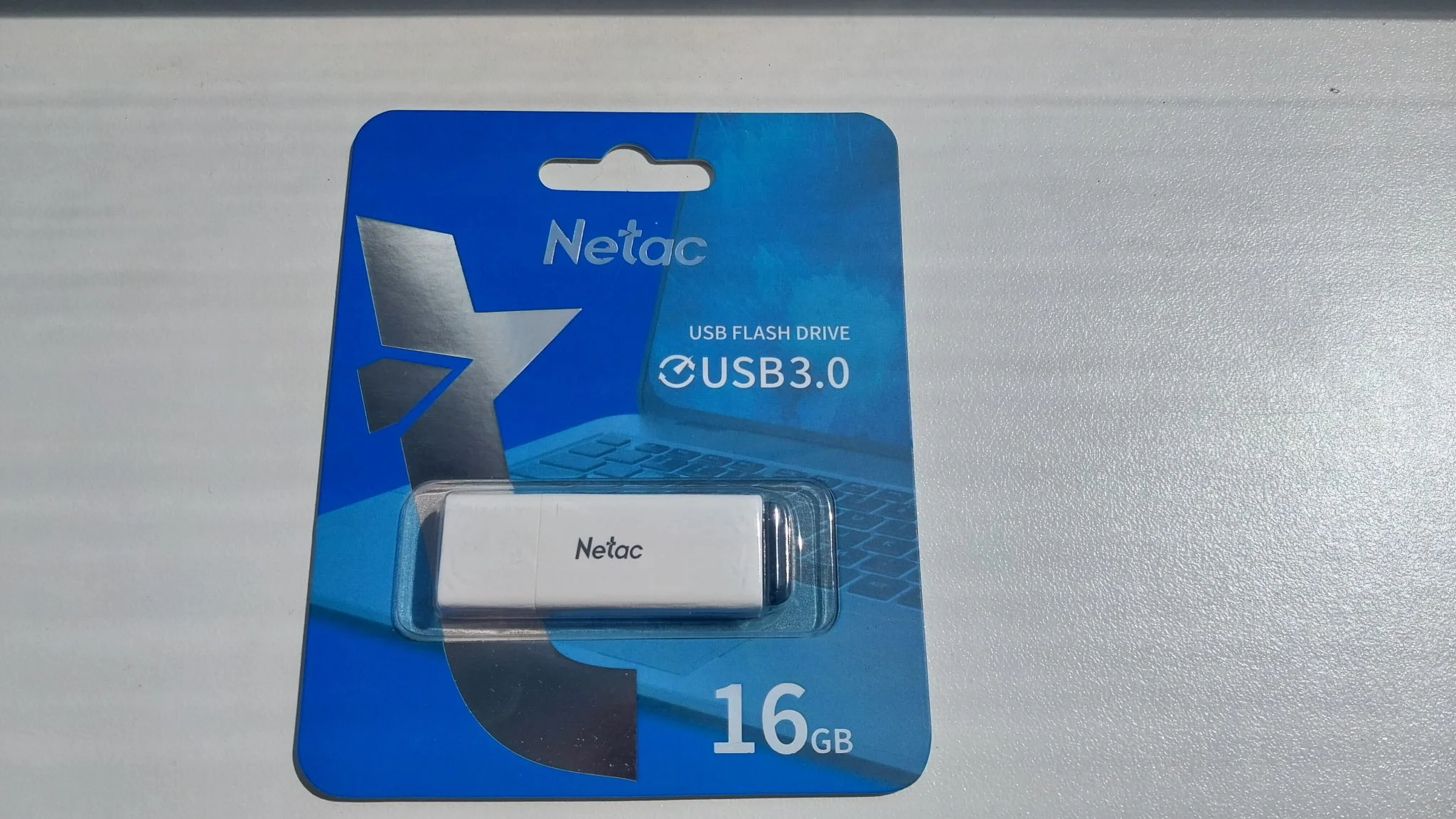 Флешка USB Netac U185 белый USB 3.0 Flash 16Gb, NT03U185N-016G-32WH, LED индикатор