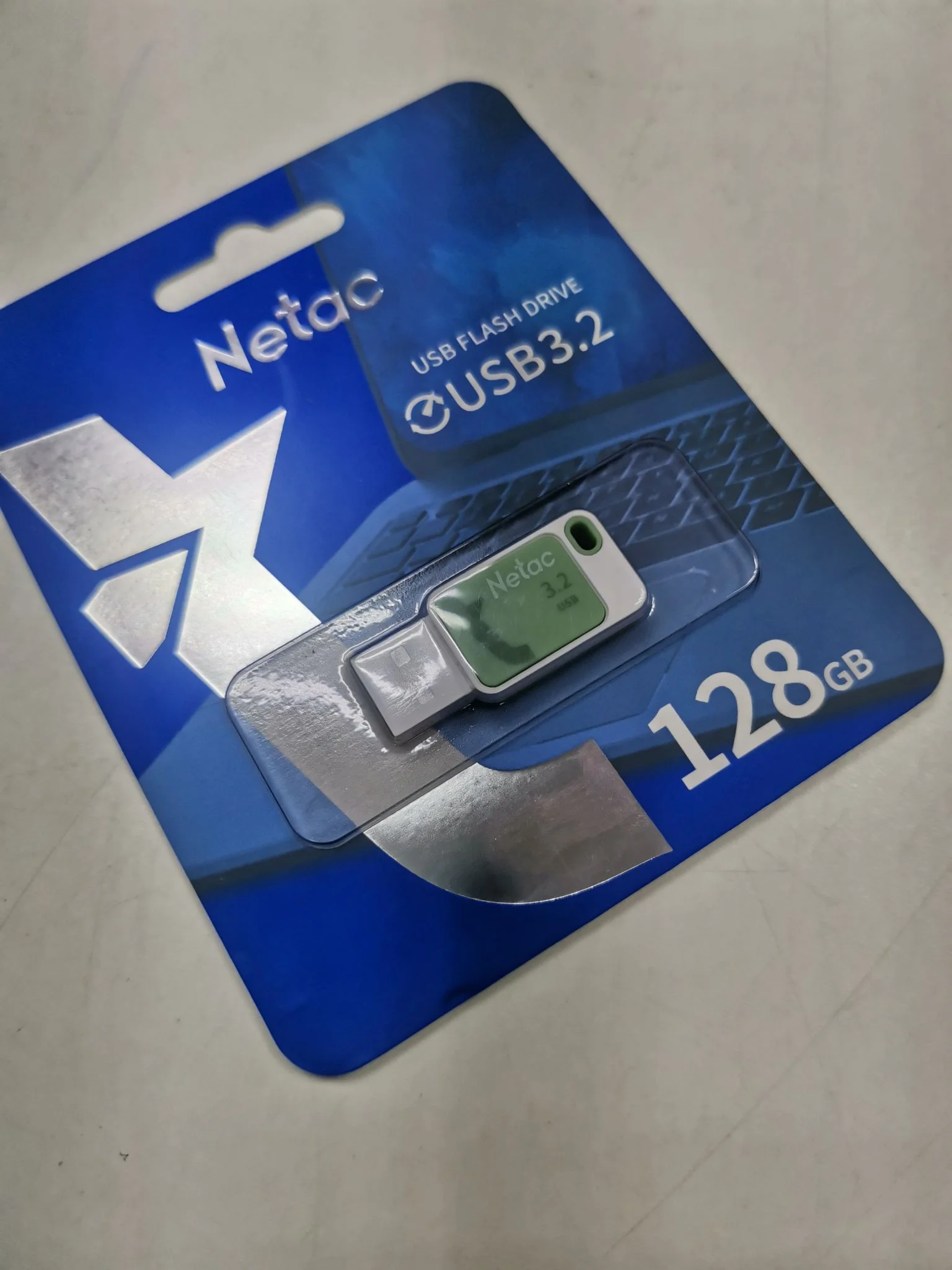 Флешка USB Netac UA31 (NT03UA31N-128G-32GN), 128Gb, USB 3.2, R/W 110/45, зеленый/белый