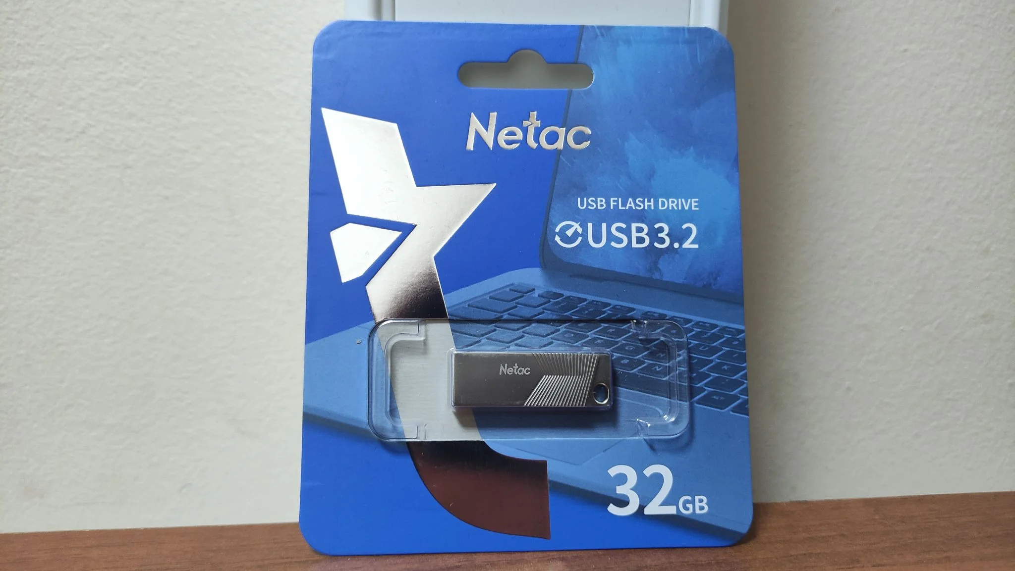 Флешка USB Netac UM1 (NT03UM1N-032G-32PN), 32Gb, USB 3.2, R/W 150/45, серебристый