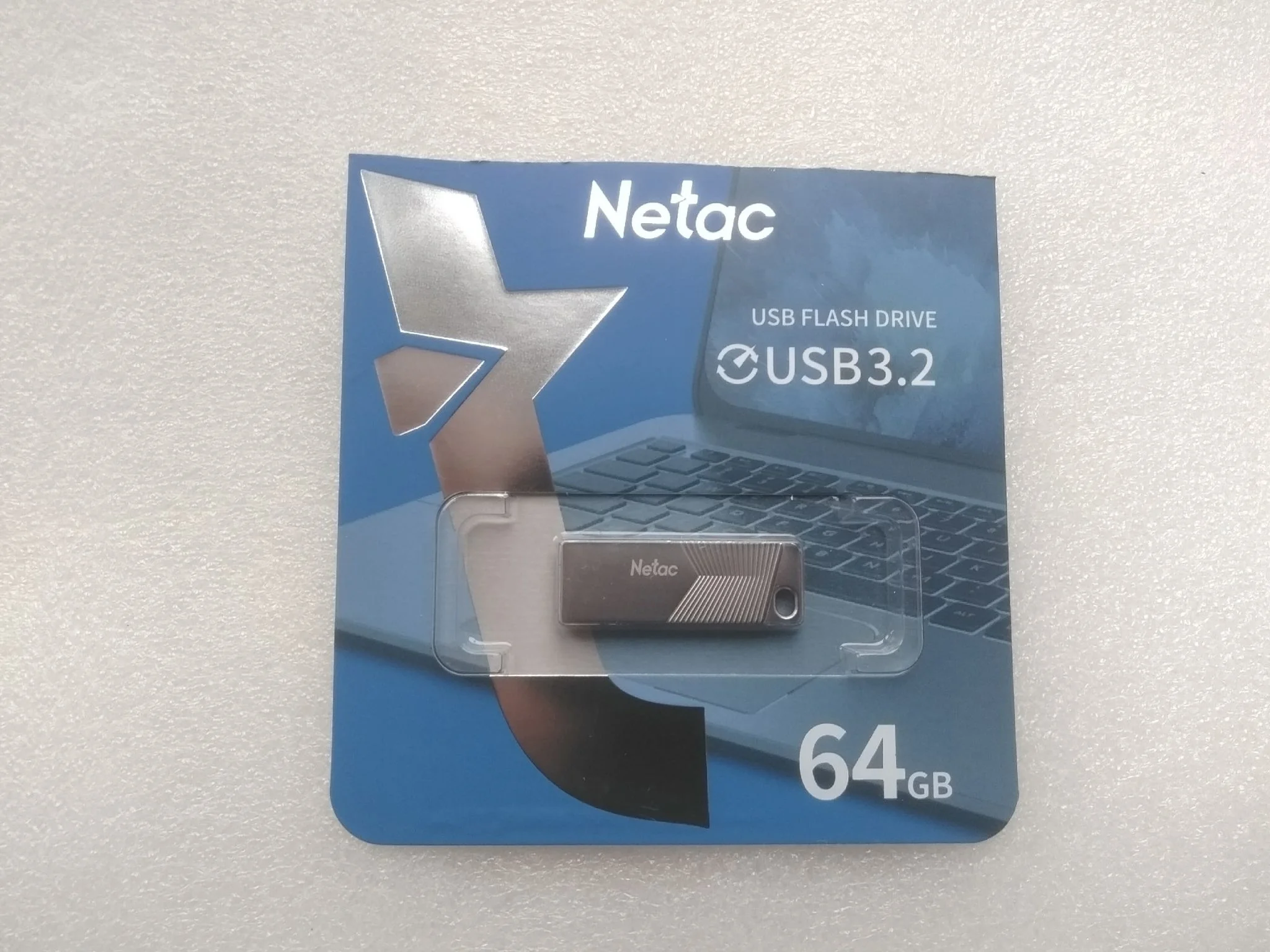 Флешка USB Netac UM1 (NT03UM1N-064G-32PN), 64Gb, USB 3.2, R/W 150/45, серебристый