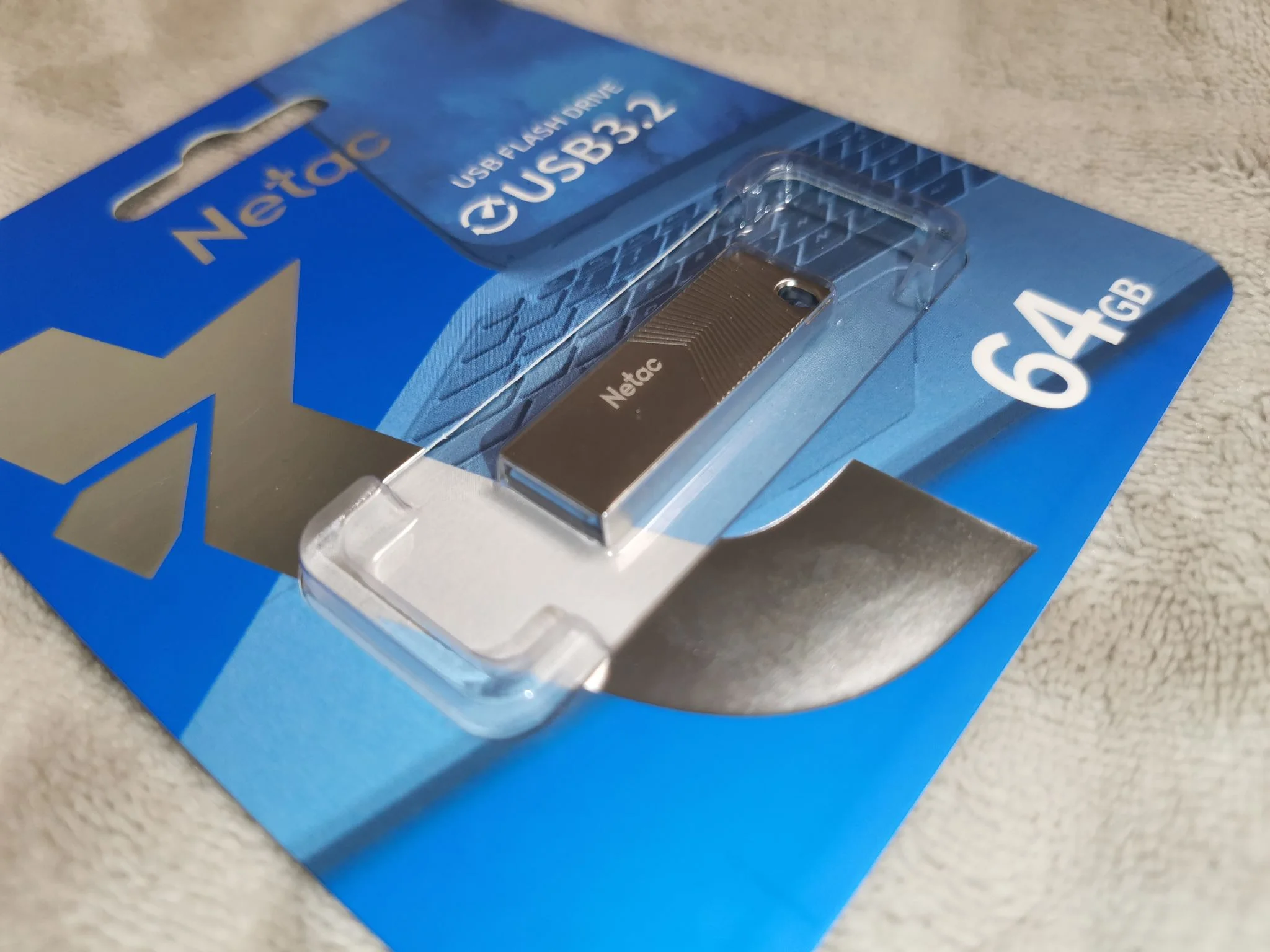 Флешка USB Netac UM1 (NT03UM1N-064G-32PN), 64Gb, USB 3.2, R/W 150/45, серебристый