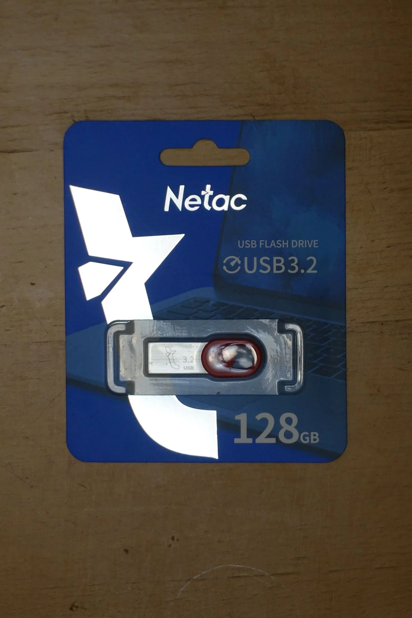 Флешка USB Netac UM2 (NT03UM2N-128G-32RE), 128Gb, USB 3.0, R/W 130/50, серебристый/красный