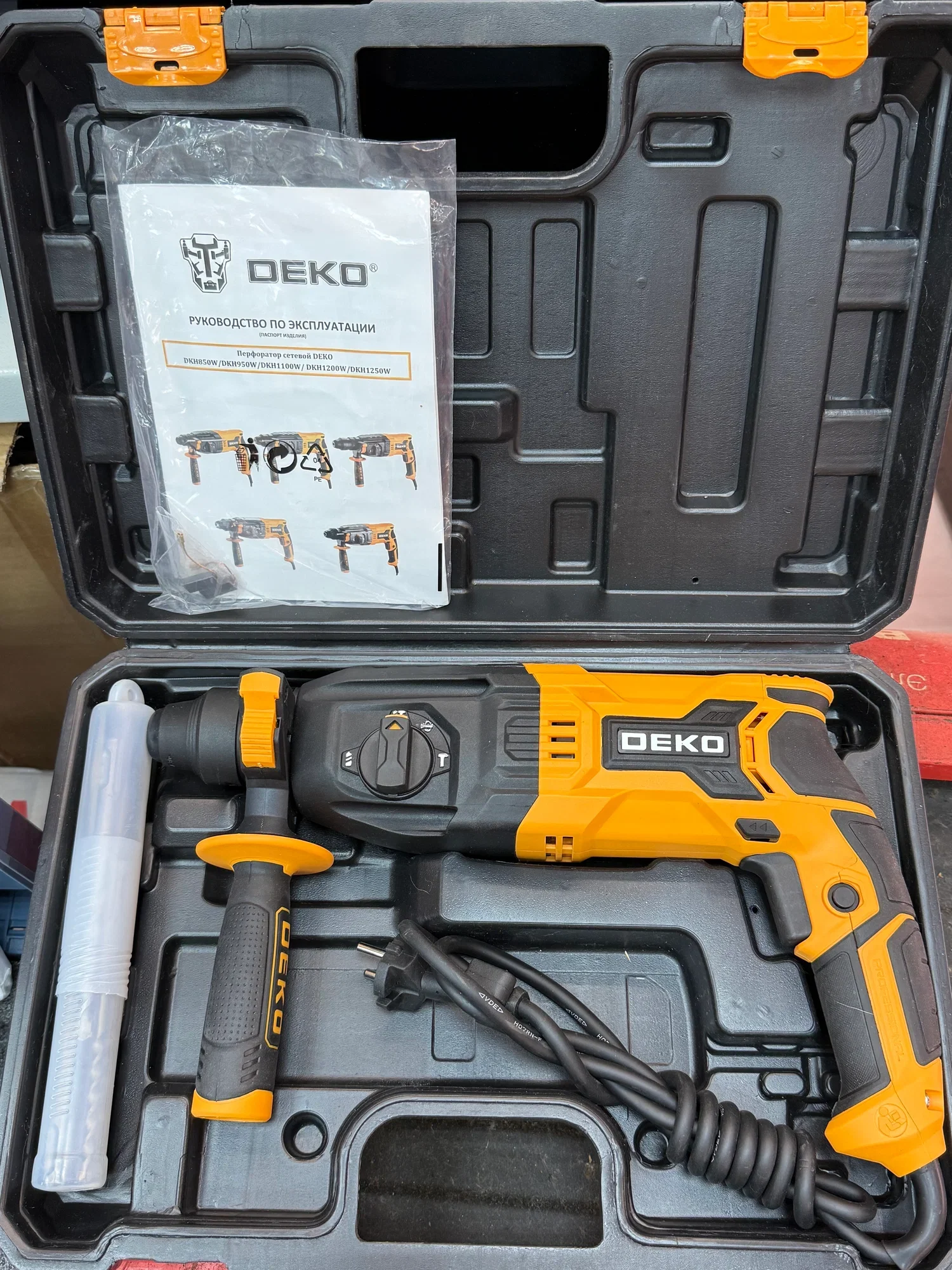 Перфоратор Deko ZKH950 в кейсе с набором из 5 буров, SDS+, желтый/черный