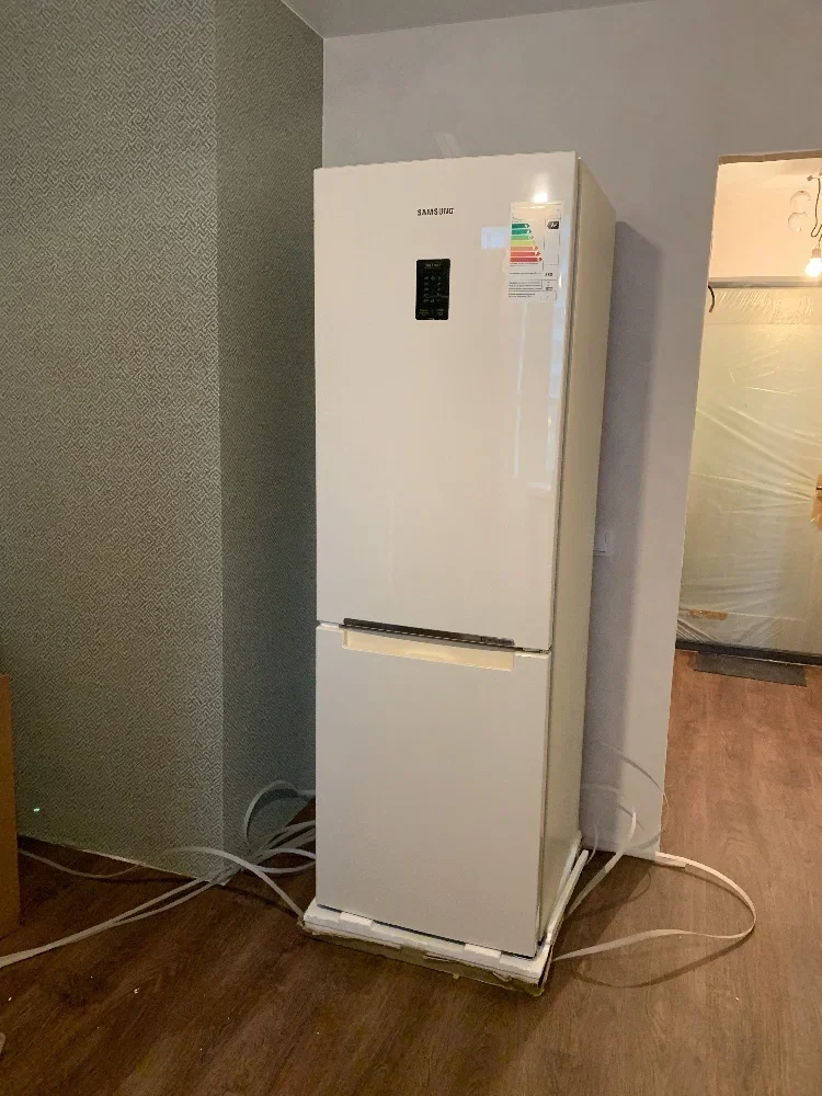 Холодильник двух кам нижн мороз Samsung RB33A32N0WW/WT белый,230/98л.,12 кг/сут,37 дБ,