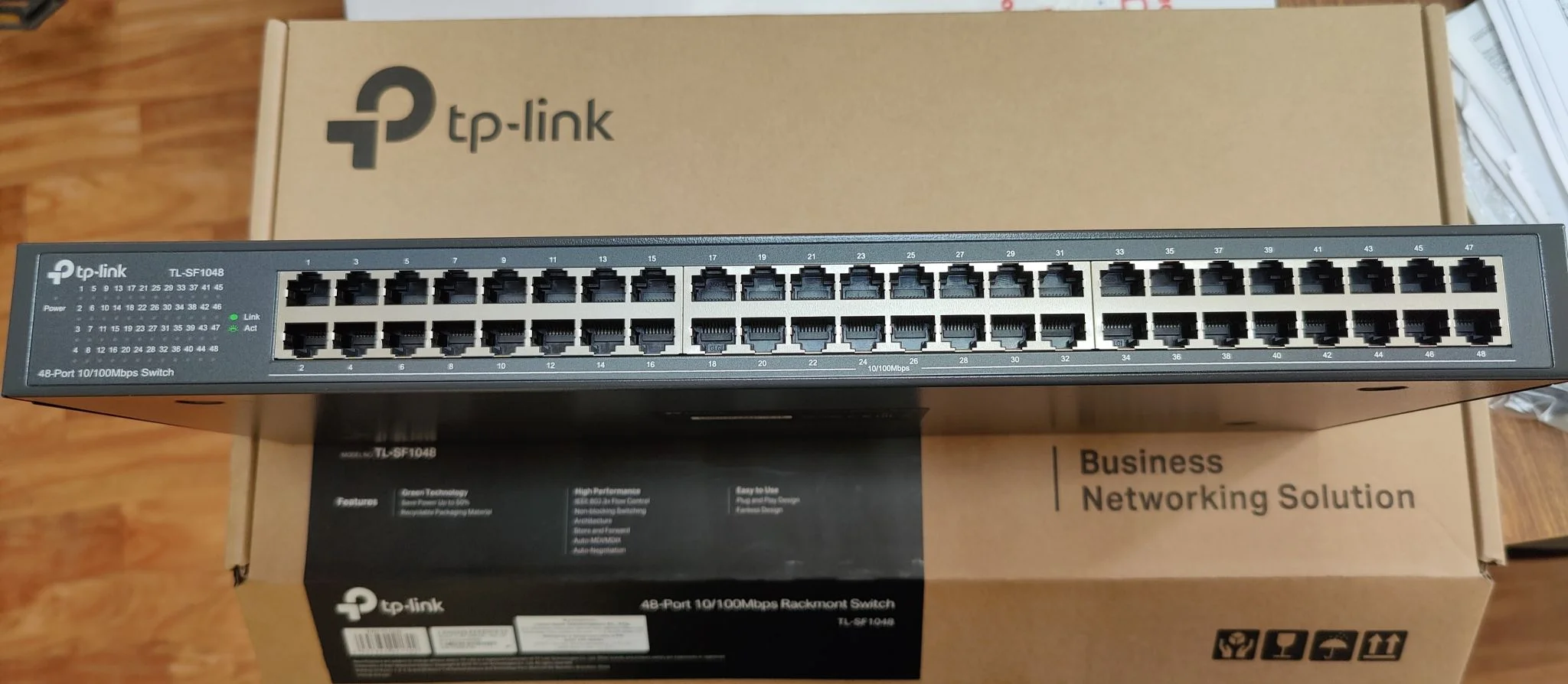 Коммутатор TP-Link SMB TL-SF1048 48-port 10/100M Switch, 48 10/100M RJ45 ports, 1U 19-inch rack-mountable steel case