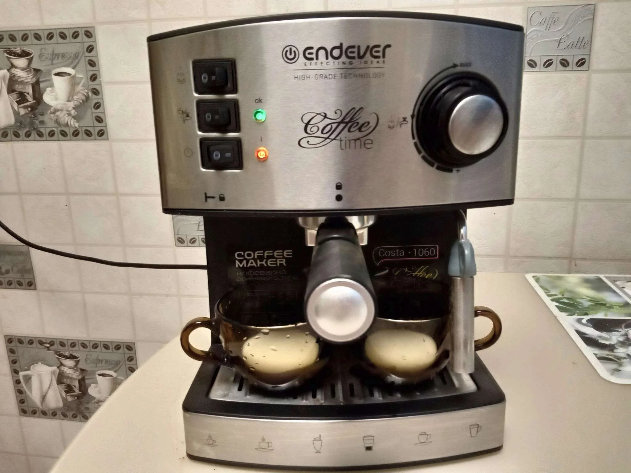 Кофеварка рожковая Endever Costa-1060 черный/стальной, исп. кофе - молотый, 1.6 л, 1000 Вт, 20 бар