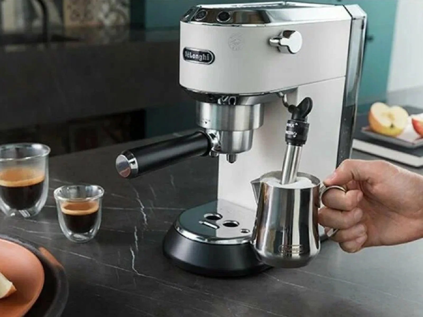 Кофеварка эспрессо DeLonghi EC685.W белый, исп. кофе - молотый/чалды, 1.1 л, 1350 Вт, 15 бар