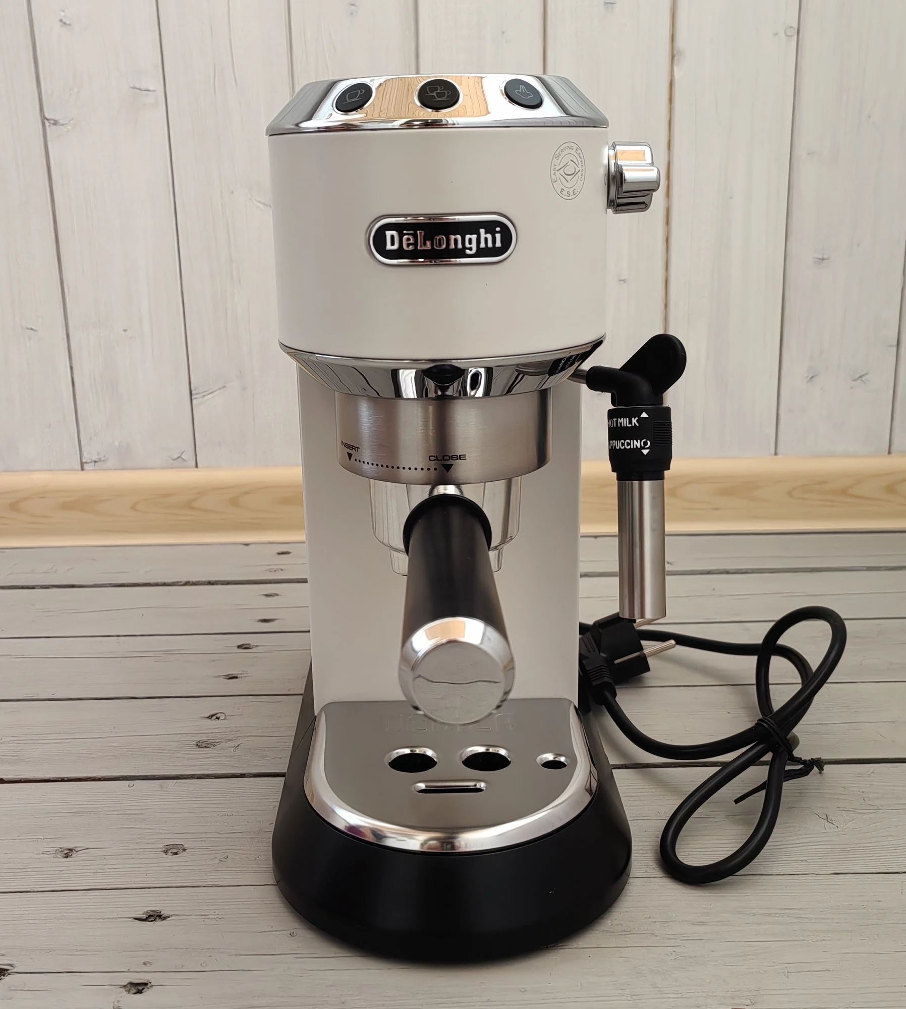 Кофеварка эспрессо DeLonghi EC685.W белый, исп. кофе - молотый/чалды, 1.1 л, 1350 Вт, 15 бар