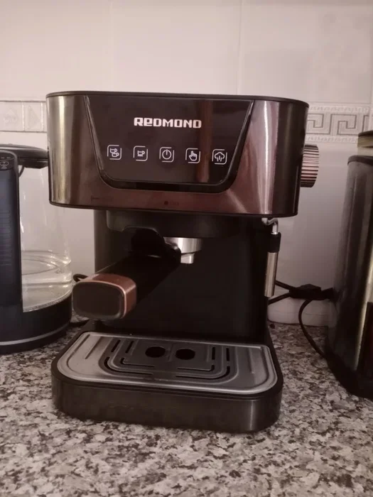 Кофеварка эспрессо Redmond RCM-CBM1514 1050Вт бронзовый