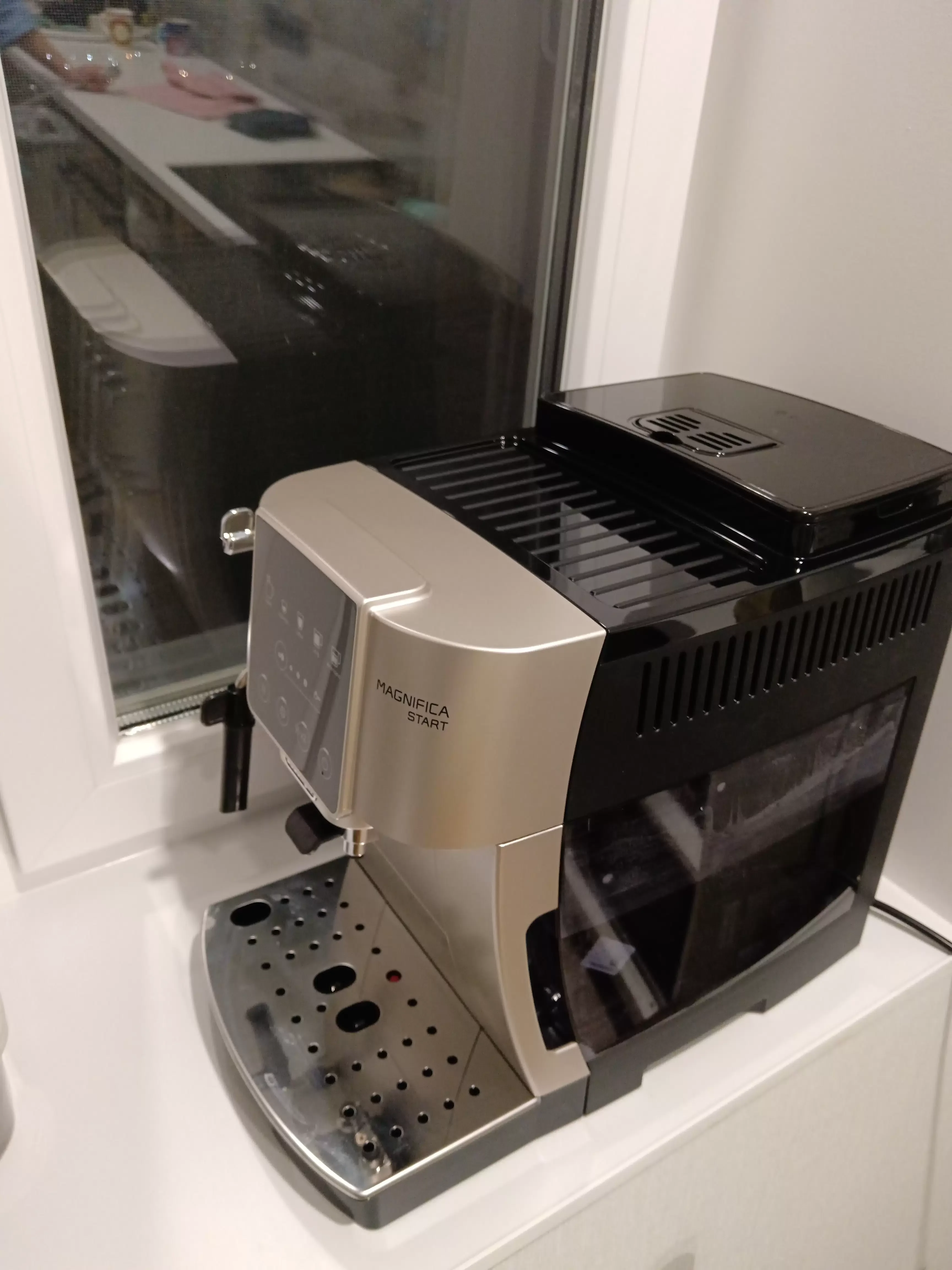 Кофемашина DeLonghi ECAM220.30.SB серебристо-черный, исп. кофе - зерновой/молотый, 1.8 л, 1450 Вт, 15 бар