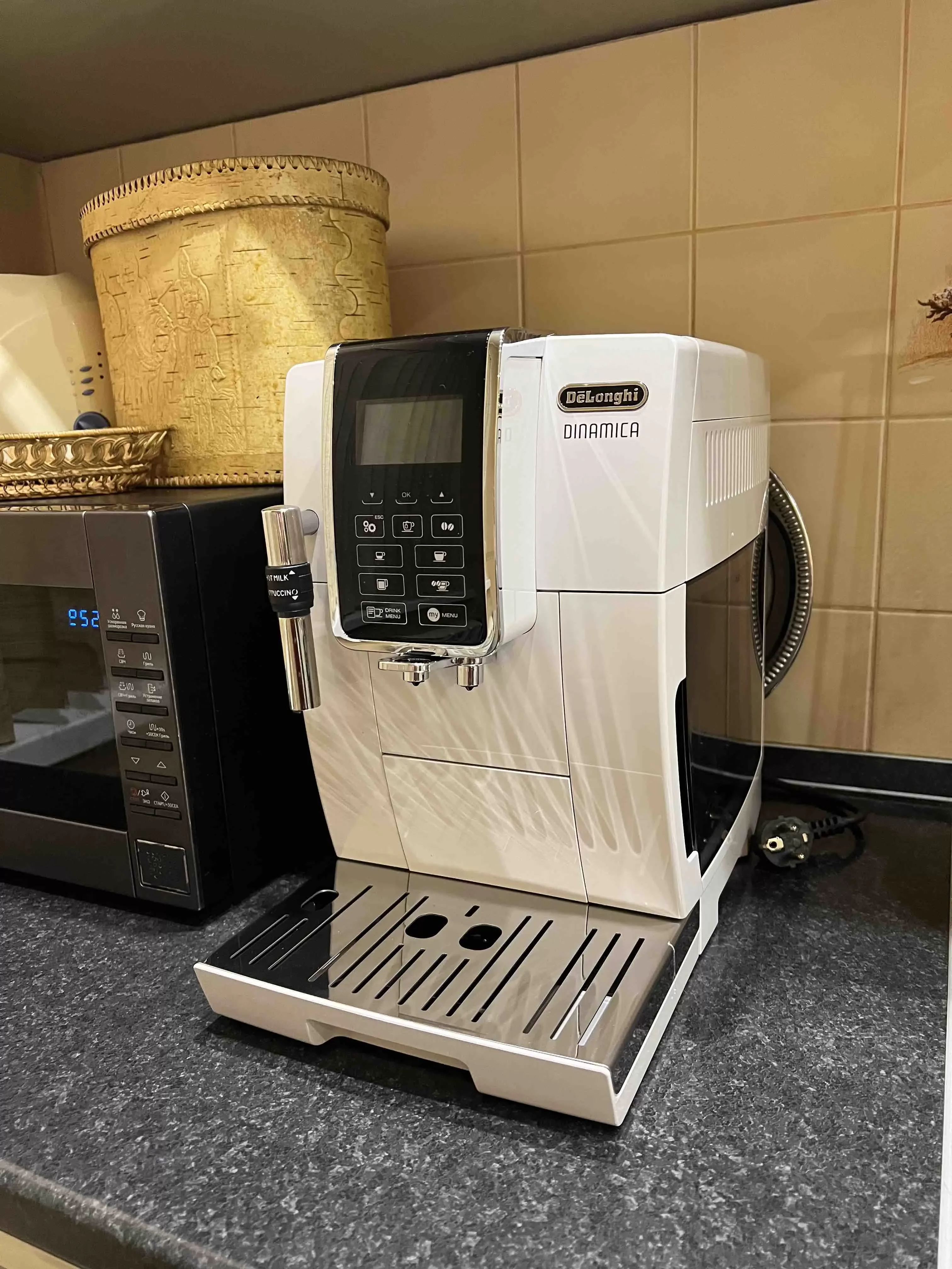Кофемашина автоматическая DeLonghi ECAM 350.35.W белый, исп. кофе- зерновой/молотый, 1.8 л, 1450 Вт, 15 бар