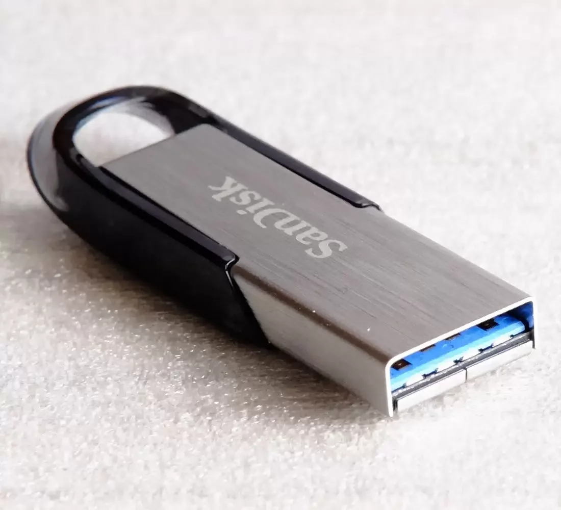 Флешка USB SanDisk Ultra Flair (SDCZ73-1T00-G46), 1Tb, USB 3.0, R/W 150/40, черный/серебристый
