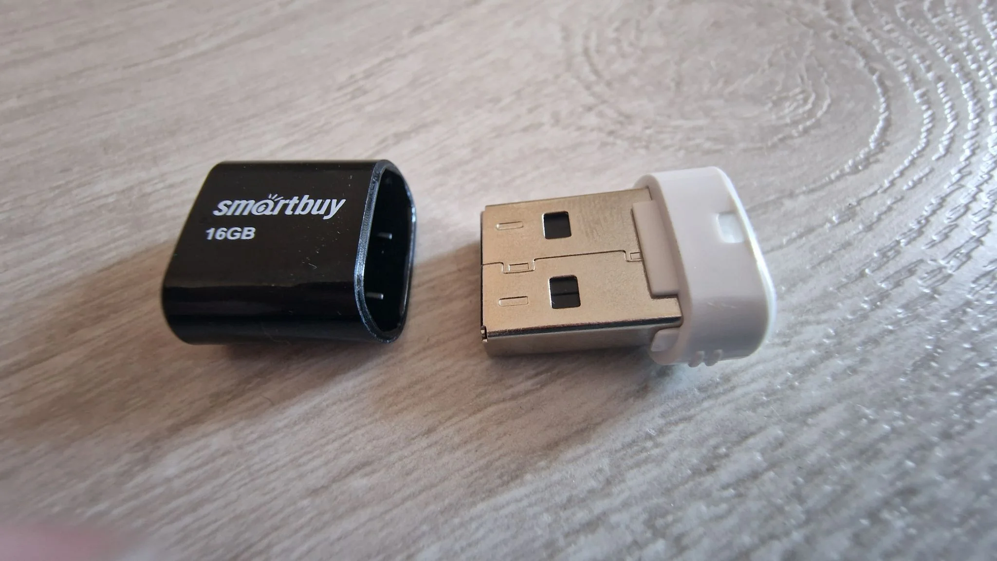 Флешка USB SmartBuy LARA black (SB16GBLARA-K), 16Gb, USB 2.0, R/W 15/5, черный/белый