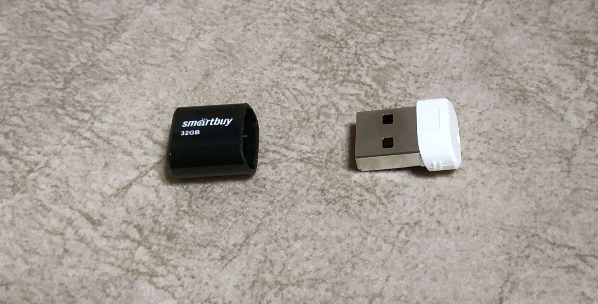 Флешка USB Smartbuy LARA Black (SB32GbLARA-K), 32Gb, USB 2.0, R/W 15/5, черный/белый