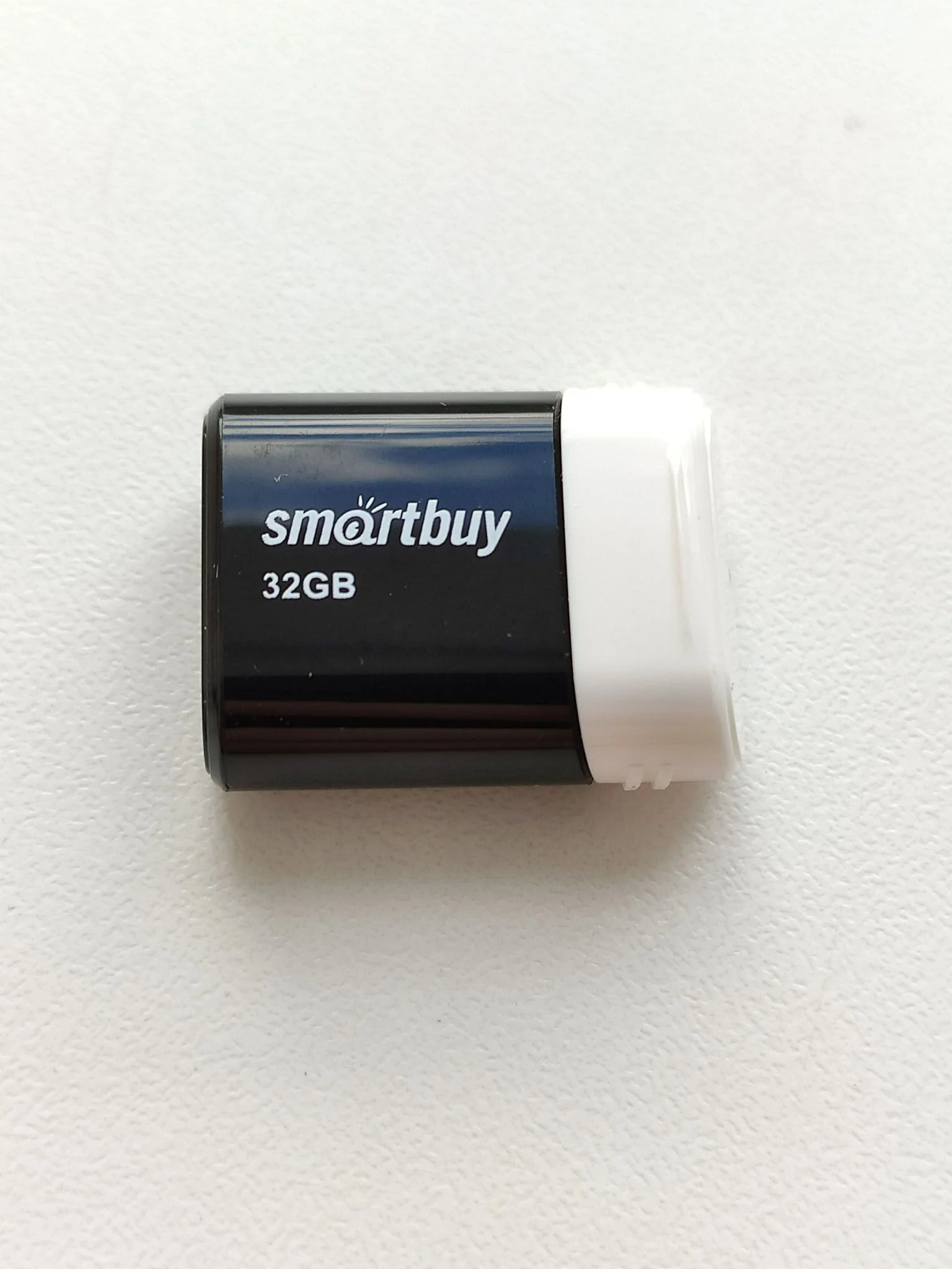 Флешка USB Smartbuy LARA Black (SB32GbLARA-K), 32Gb, USB 2.0, R/W 15/5, черный/белый