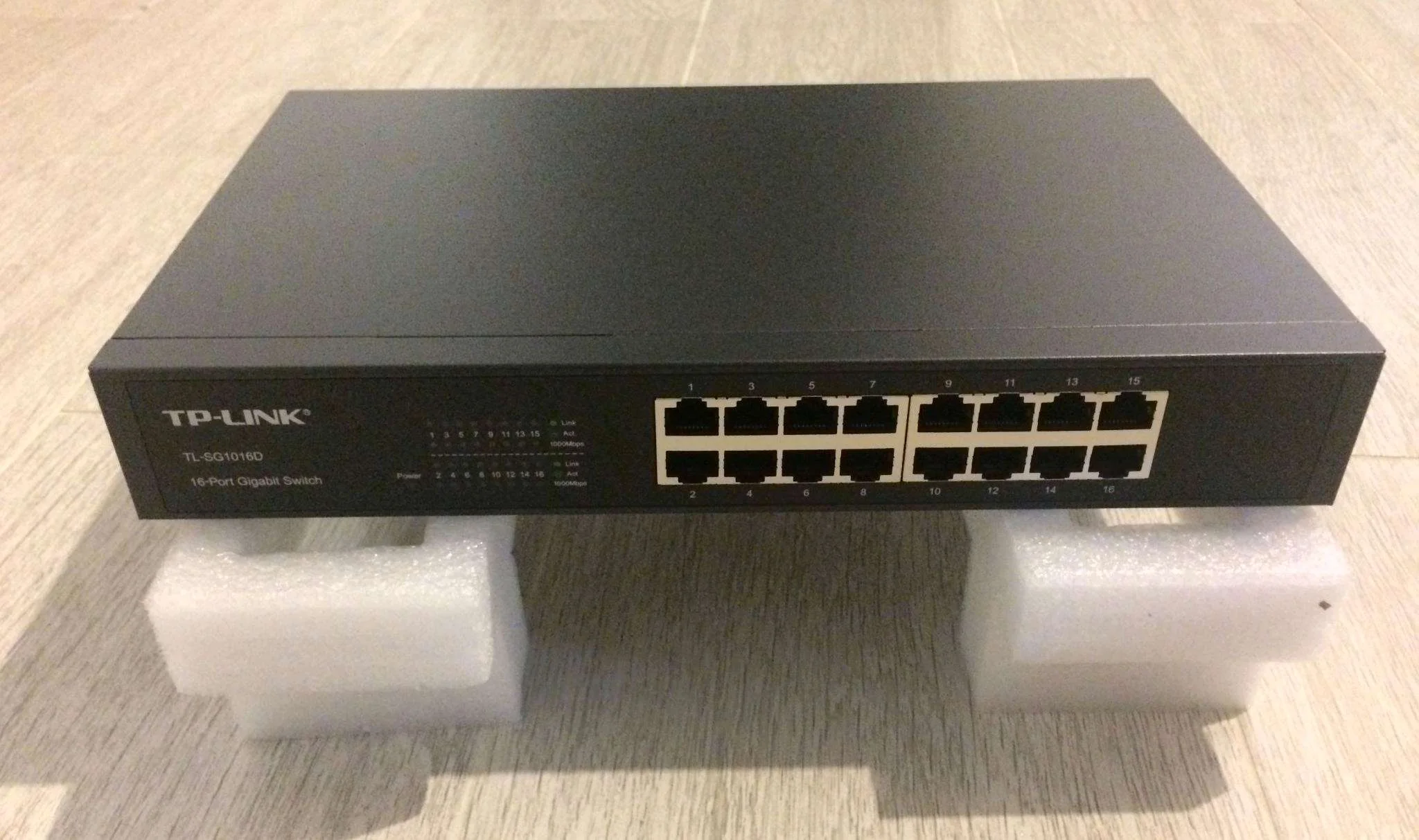 Коммутатор TP-Link SMB TL-SG1016D неуправляемый настольный/19U 16x10/100/1000BASE-T