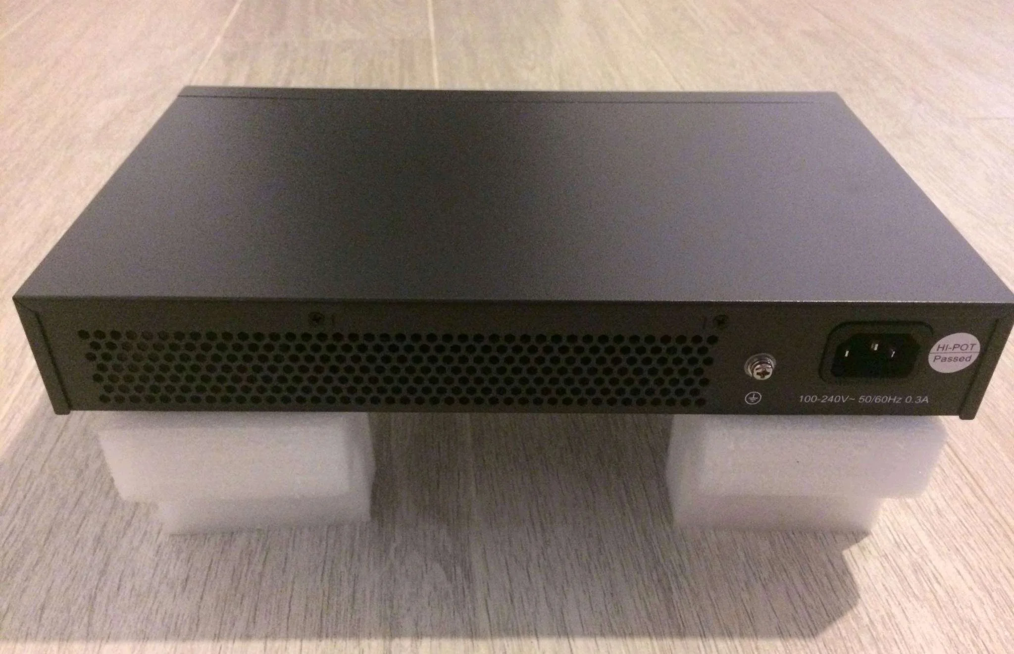 Коммутатор TP-Link SMB TL-SG1016D неуправляемый настольный/19U 16x10/100/1000BASE-T