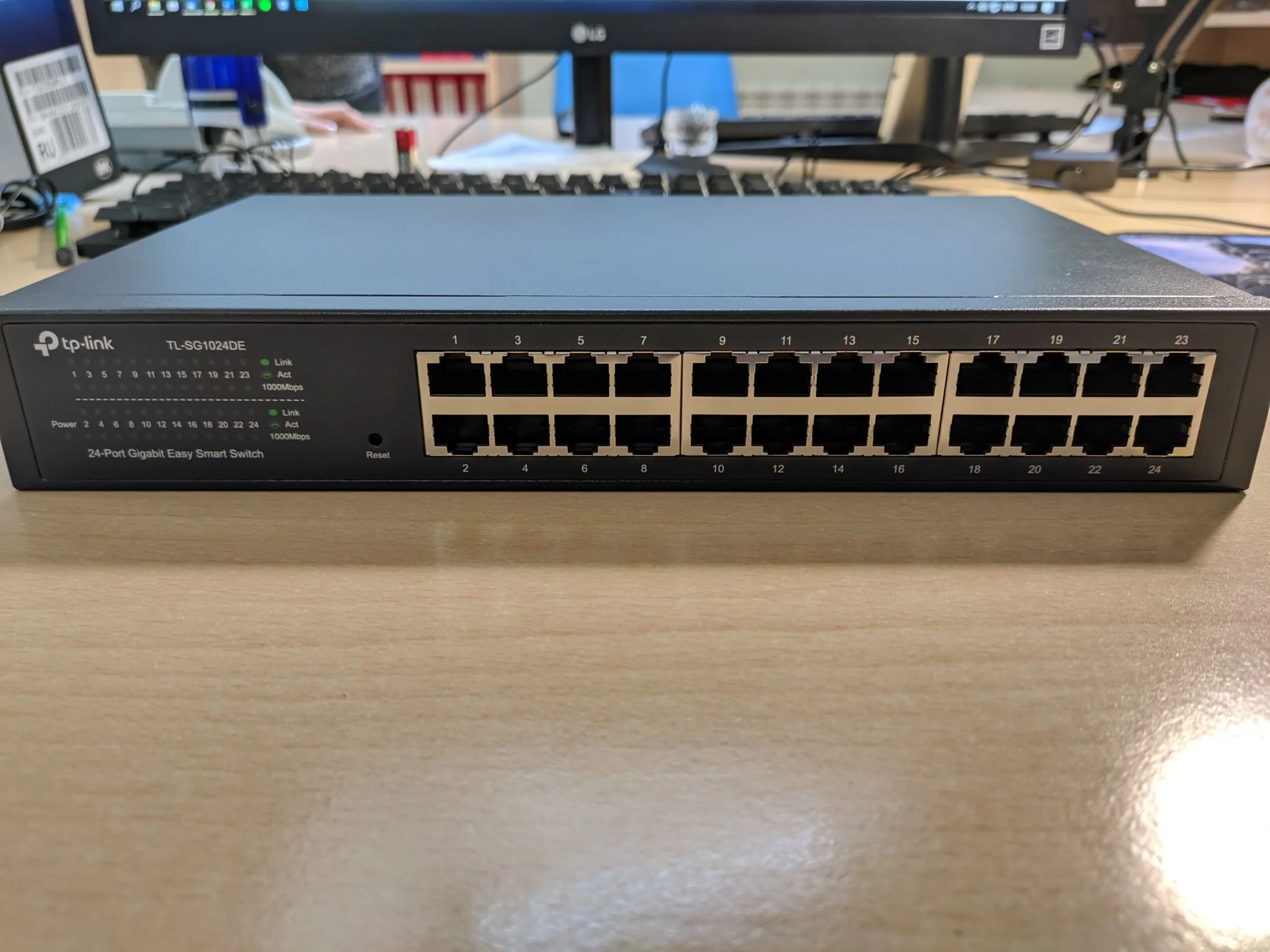 Коммутатор TP-Link SMB TL-SG1024DE 24-Port Gigabit Easy Smart Switch, 24 10/100/1000Mbps RJ45 ports, MTU/Port/Tag-based VLAN, QoS, IGMP Snooping
