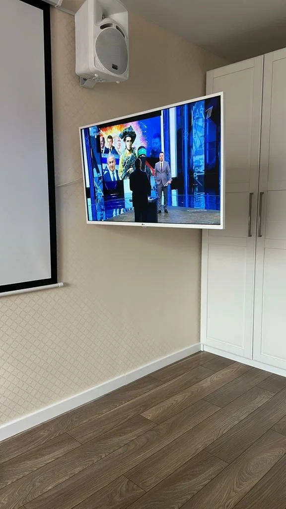 Кронштейн для телевизора UniTeki FML40W с большим вылетом, поворотно-наклонный, для диагонали 23-55 дюймов