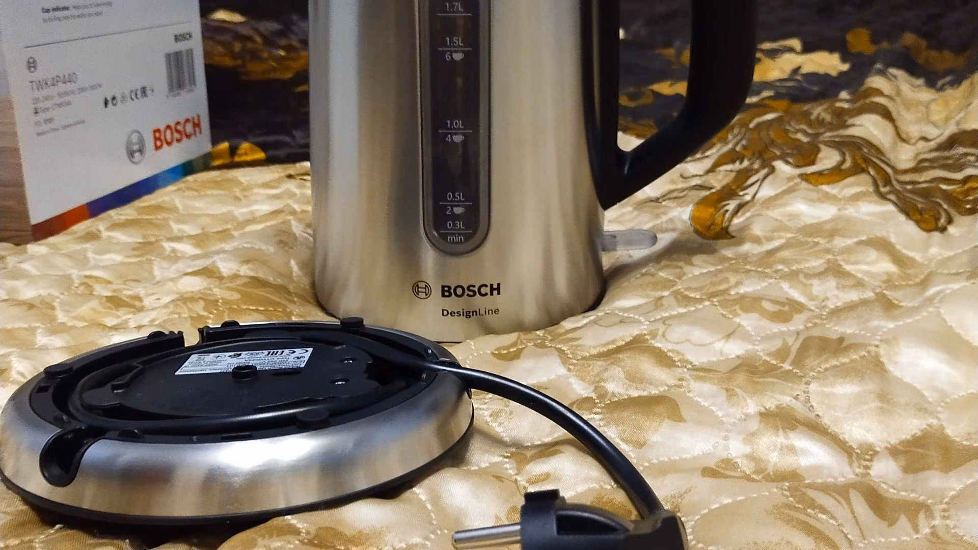 Чайник электрический Bosch TWK4P440 1.7 л, 2400 Вт, нержавеющая сталь/черный (корпус: нержавеющая сталь)