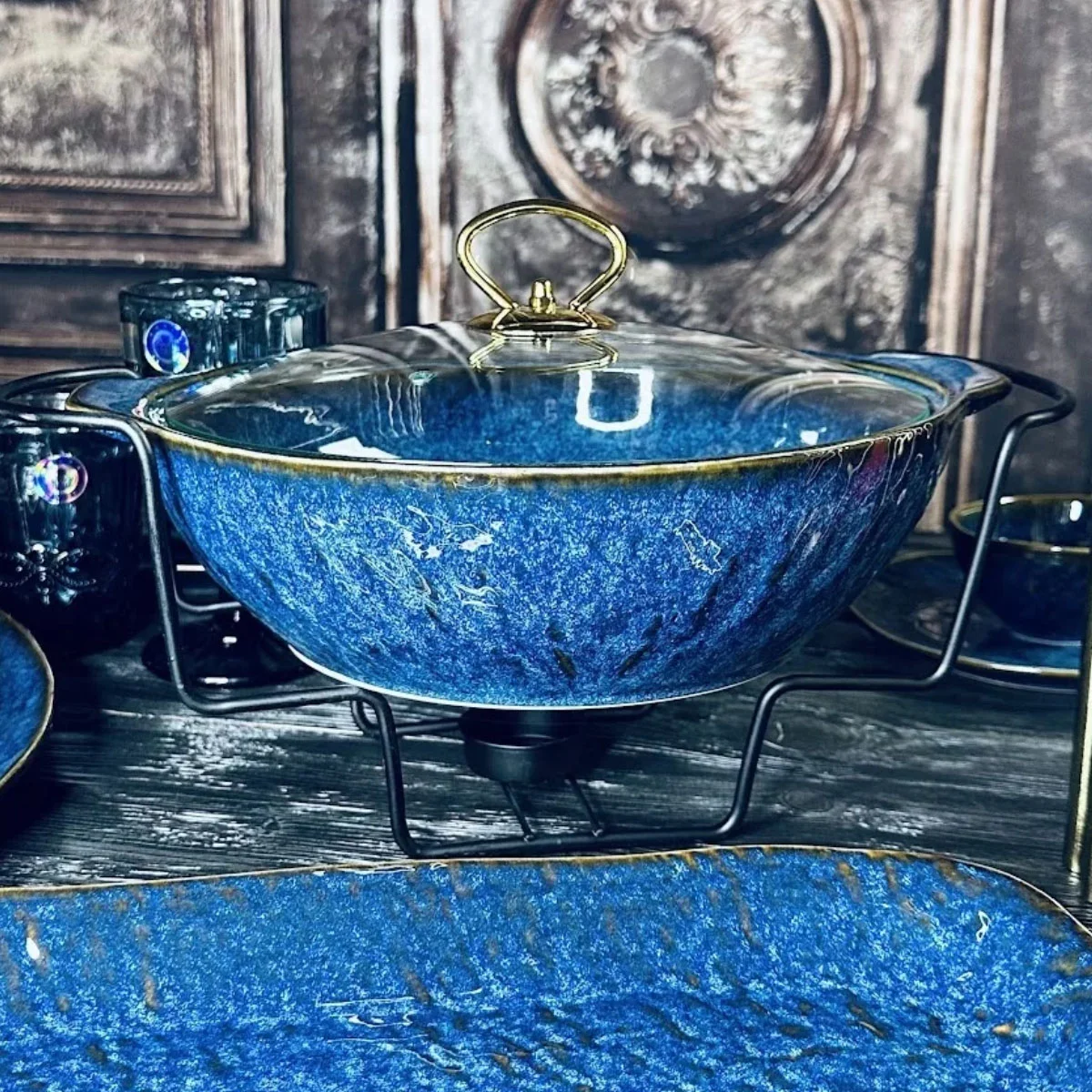 133-311 Сервировочный мармит с крышкой 30,5х9см 2,3л AQUAMARINE на подставке в под.уп.(х4)Фарфор