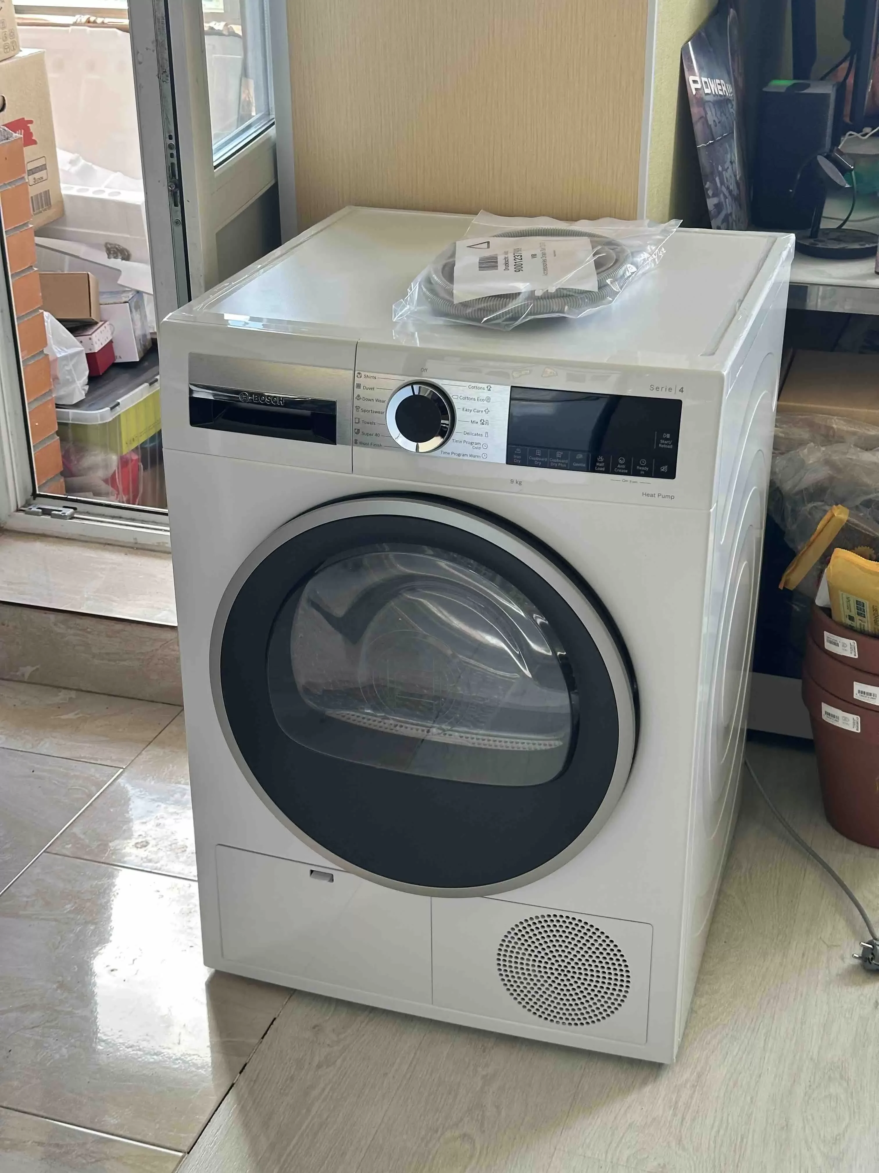 Сушильная машина Bosch WQG1420AME белый, 9 кг, сушка - конденсационная, программ - 15, 59.8 x 84.2 x 64.8 см