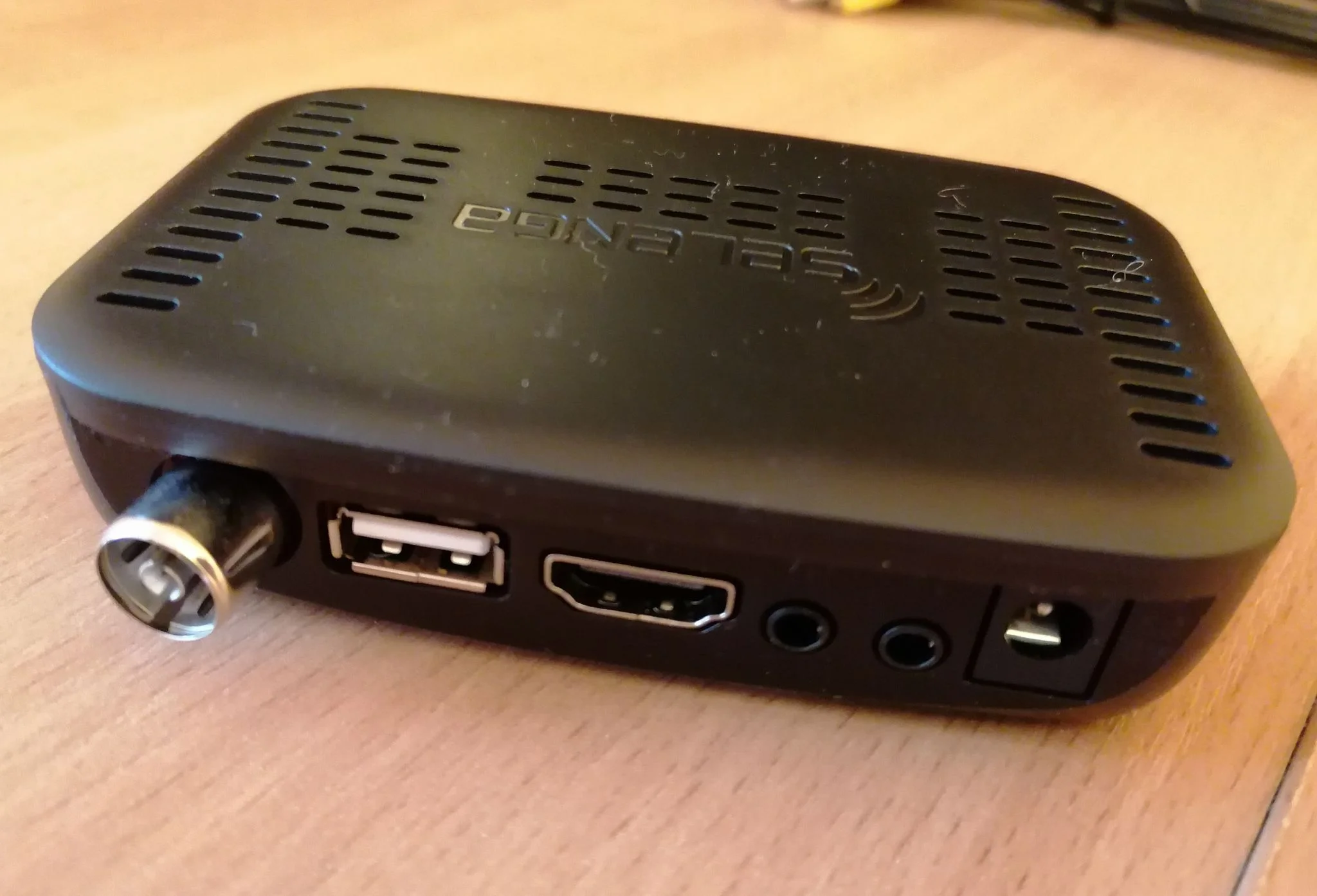 Телевизионная приставка DVB-T2 SELENGA T20DI