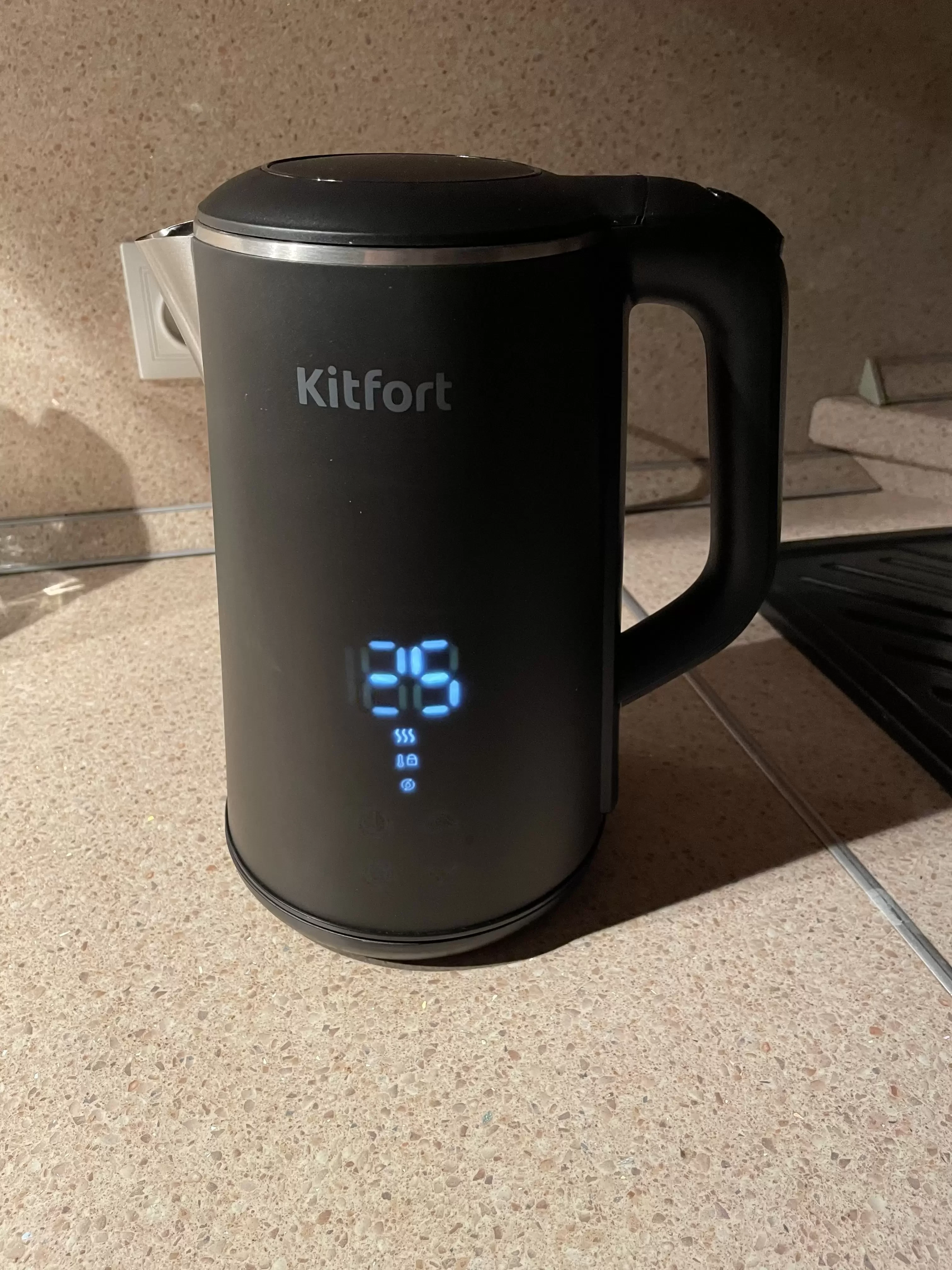 Чайник электрический Kitfort КТ-6188 1.6 л, 1500 Вт, черный корпус: пластик