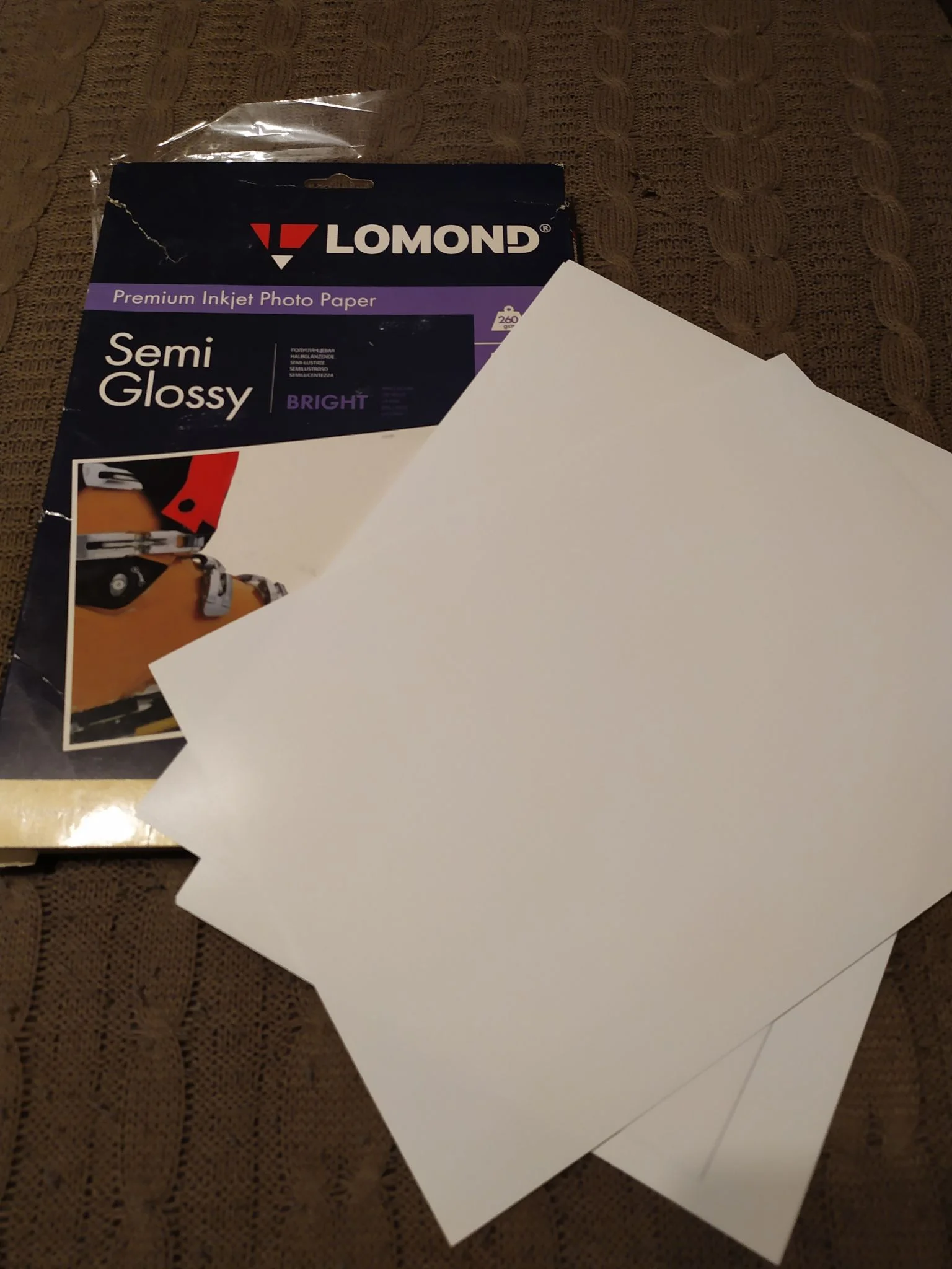 Фотобумага LOMOND Односторонняя Высококачественная Полуглянцевая, 260г/м2, A4(21X29,7см) 20л.