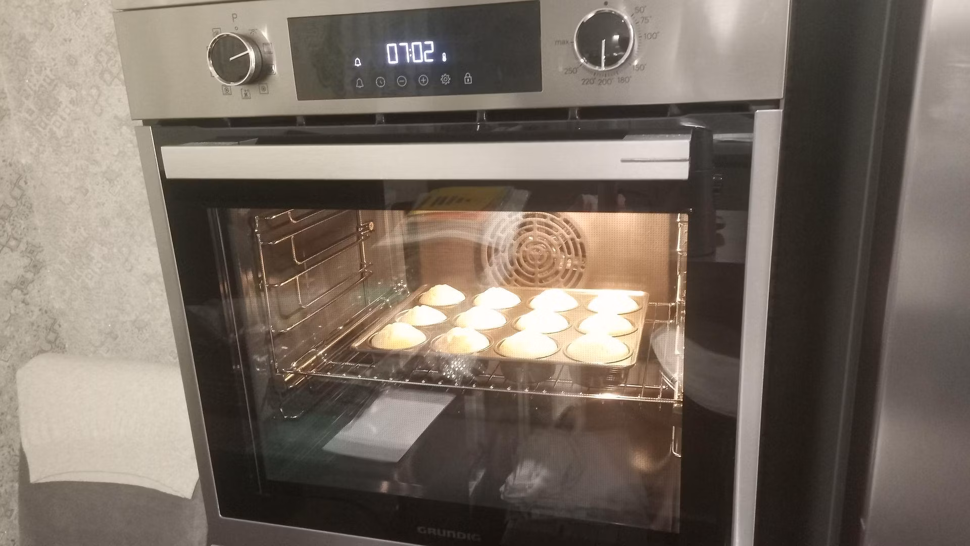 Электрический духовой шкаф Grundig GEBM11300XC, нержавеющая сталь