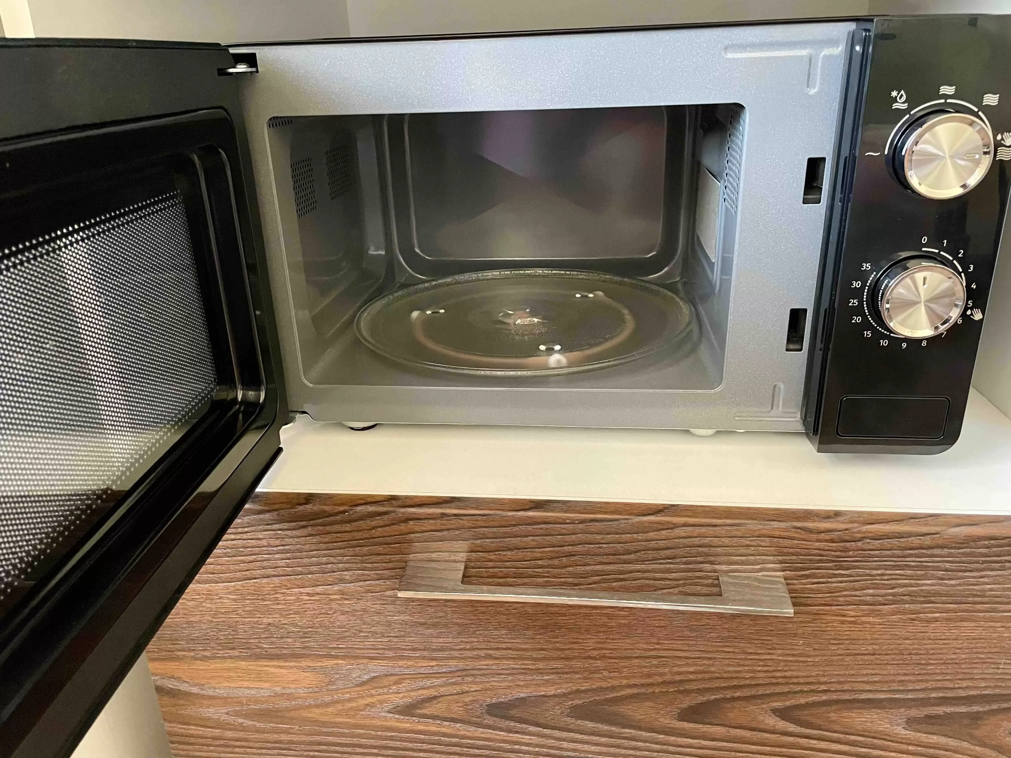 СВЧ печь-соло Gorenje MO20E1B, чёрный 20л. (800 Вт, 20л, кнопки)