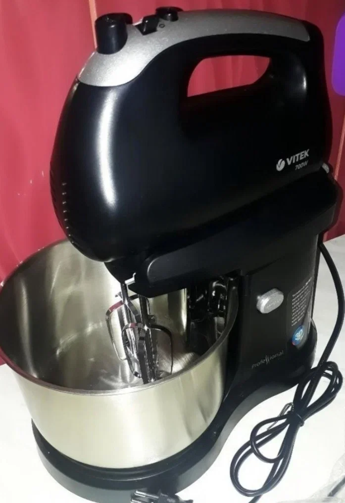 Миксер с чашей VITEK VT-1417 (ST) (700вт, 2,8л, 5 скоростей, турборежим, 2 насадки)